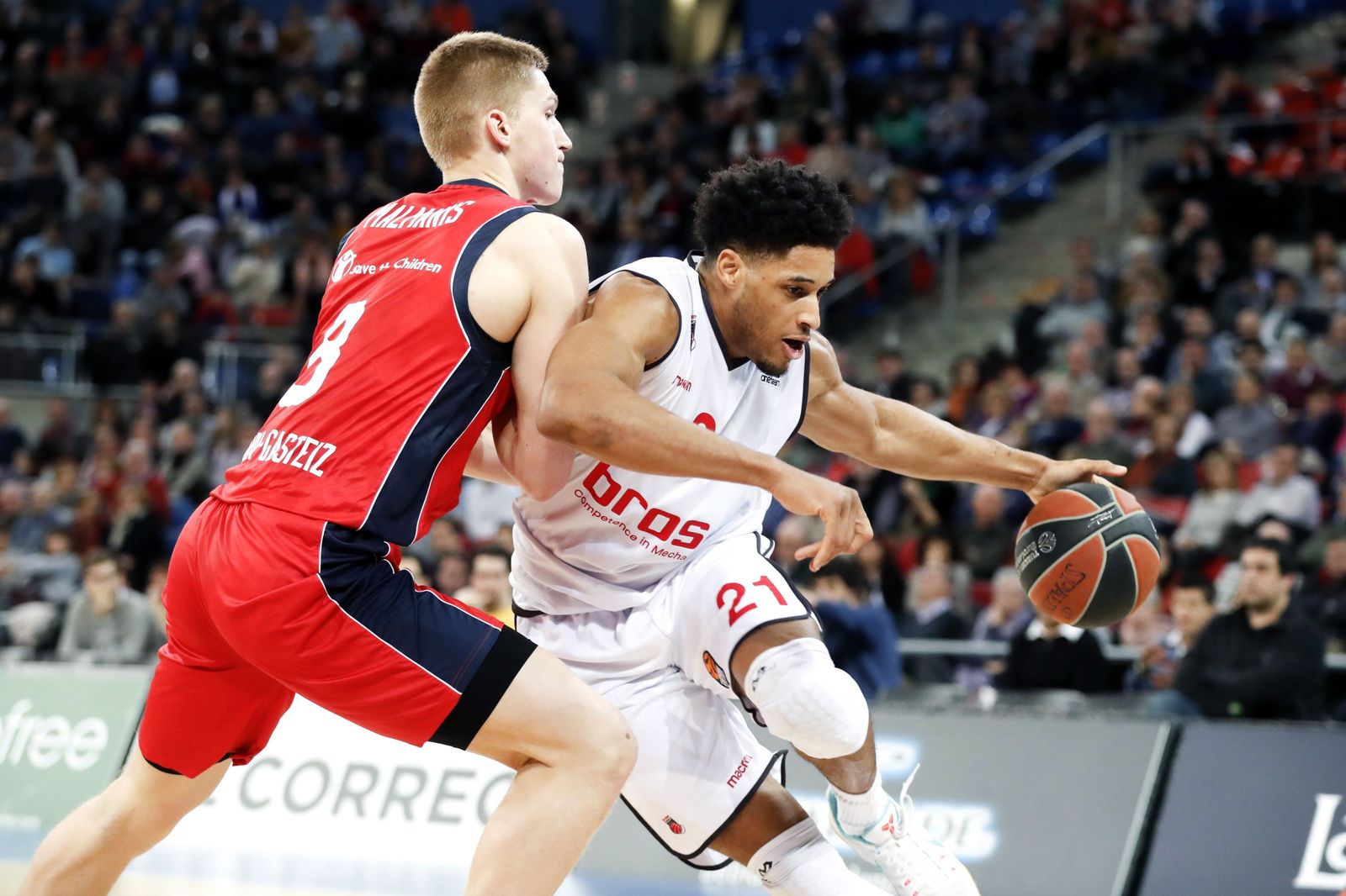El letón del Baskonia Malmanis trata de frenar al estadounidense del Brose Bamberg Rubit.