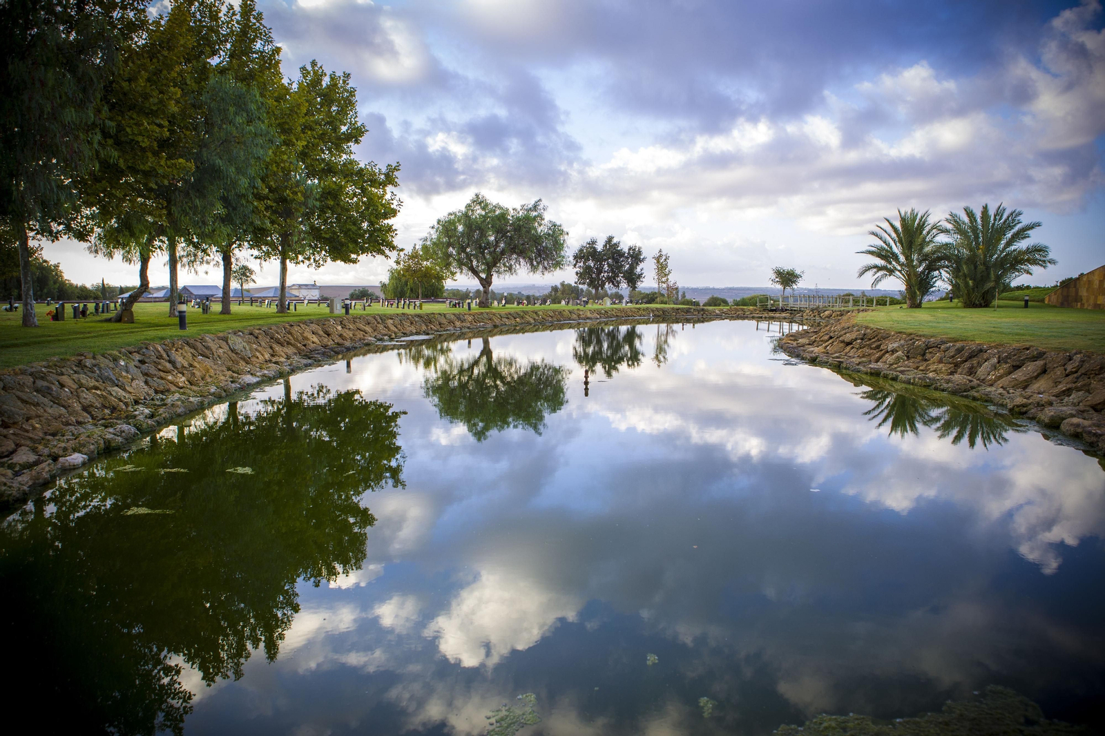 Lago que preside el cementerio de Chiclana