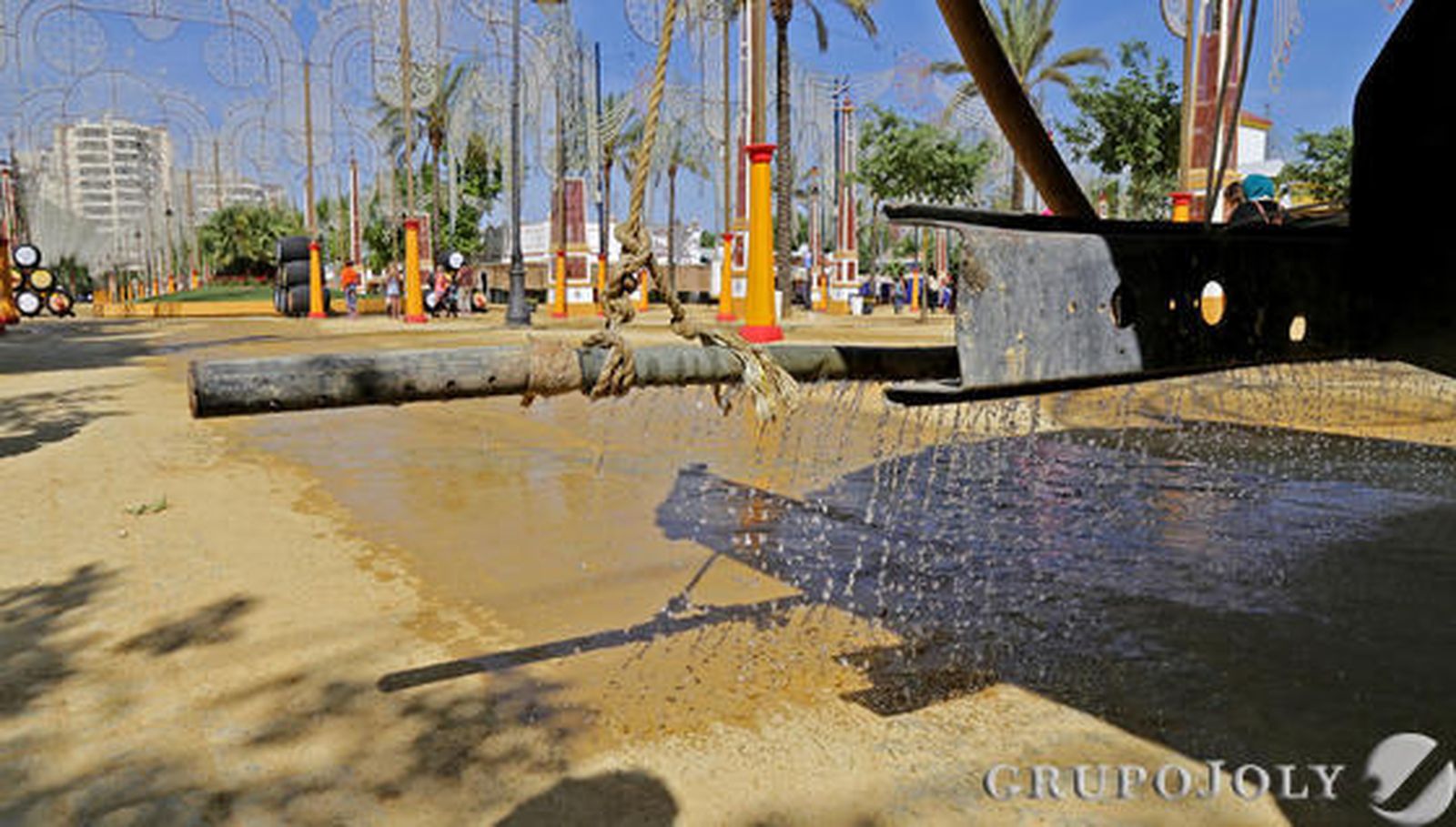Una máquina de riego prepara el albero del González Hontoria para la inauguración.

Foto: Miguel Angel Gonzalez