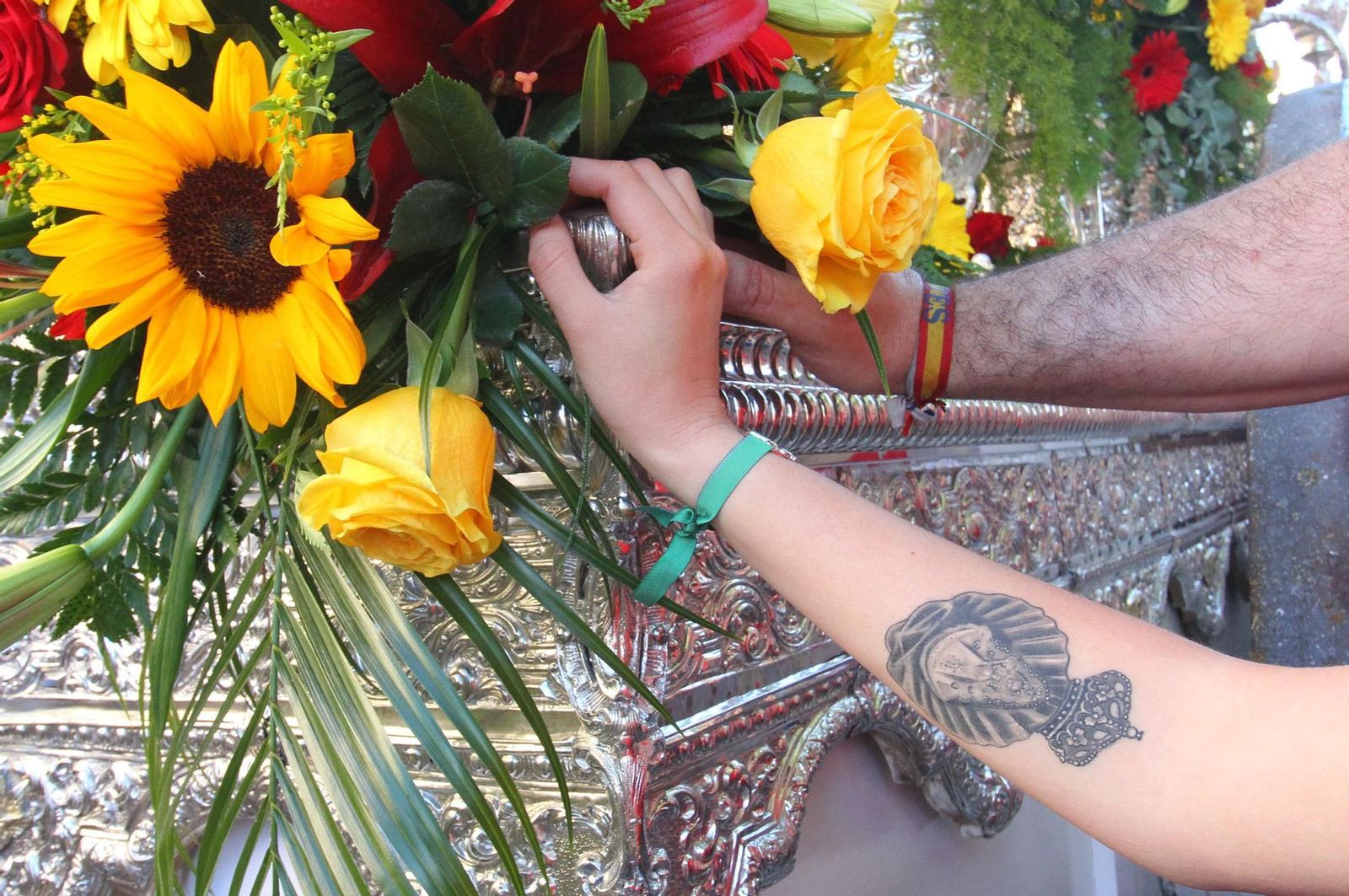 Imágenes de los caballistas, peregrinos a pie y carros de la Hdad de Emigrantes