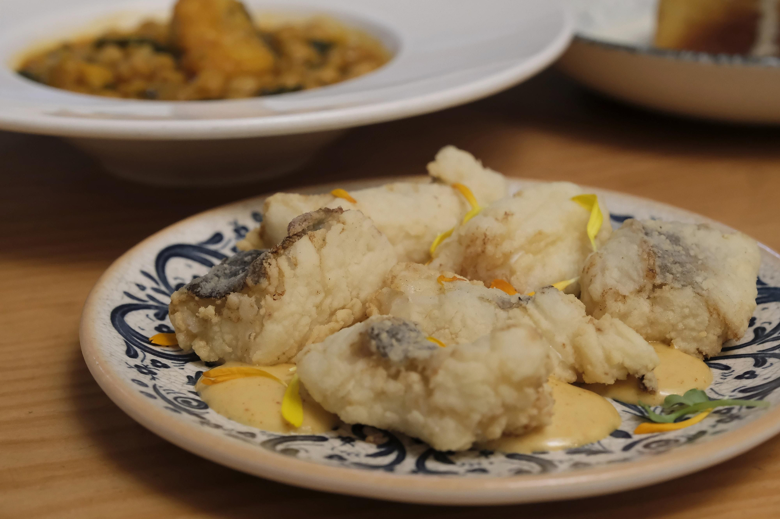 Bacalao a tempura con mayonesa chipotle