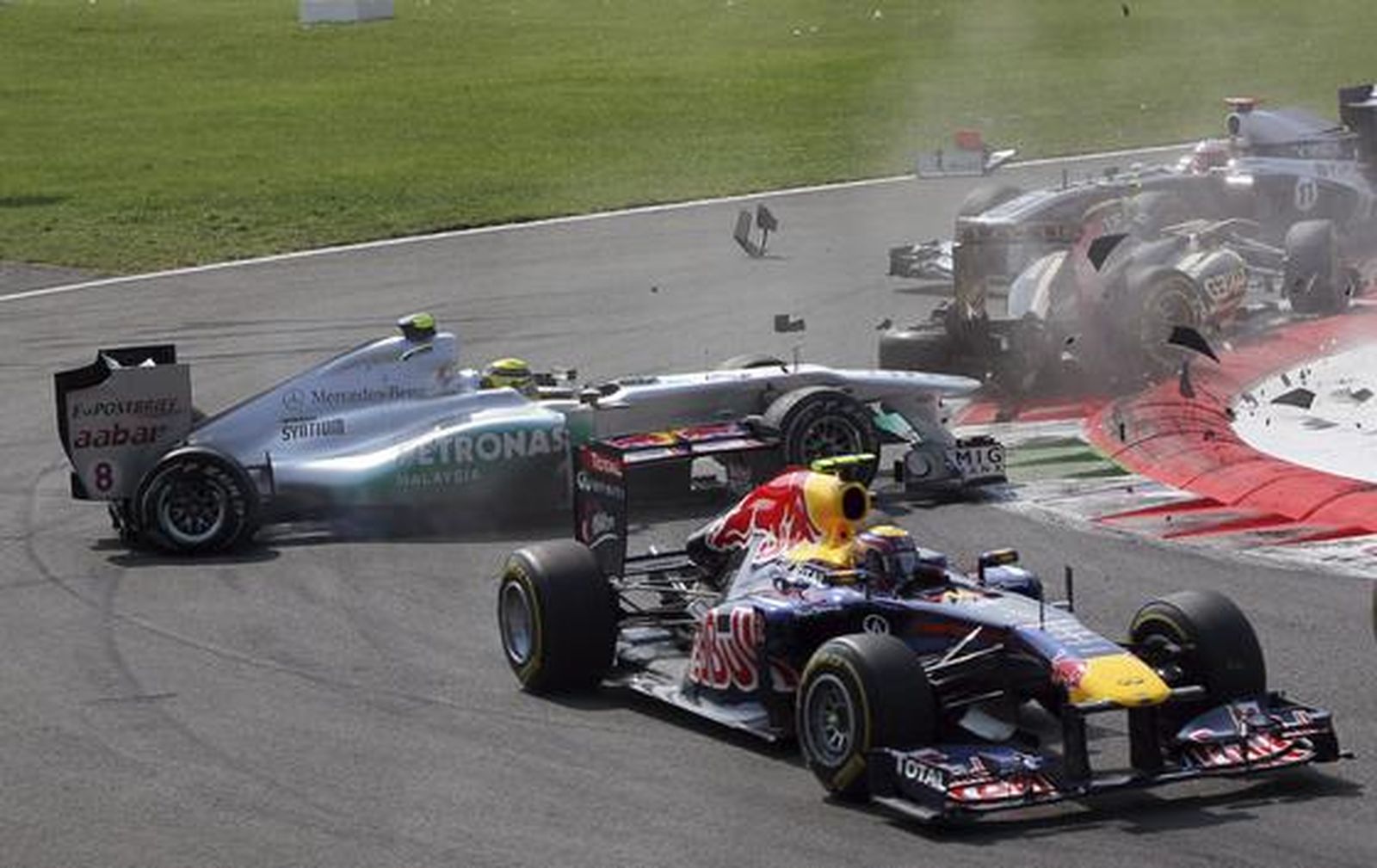 Vettel también gana en Monza y Alonso acaba tercero tras llegar a liderar la carrera. / AFP