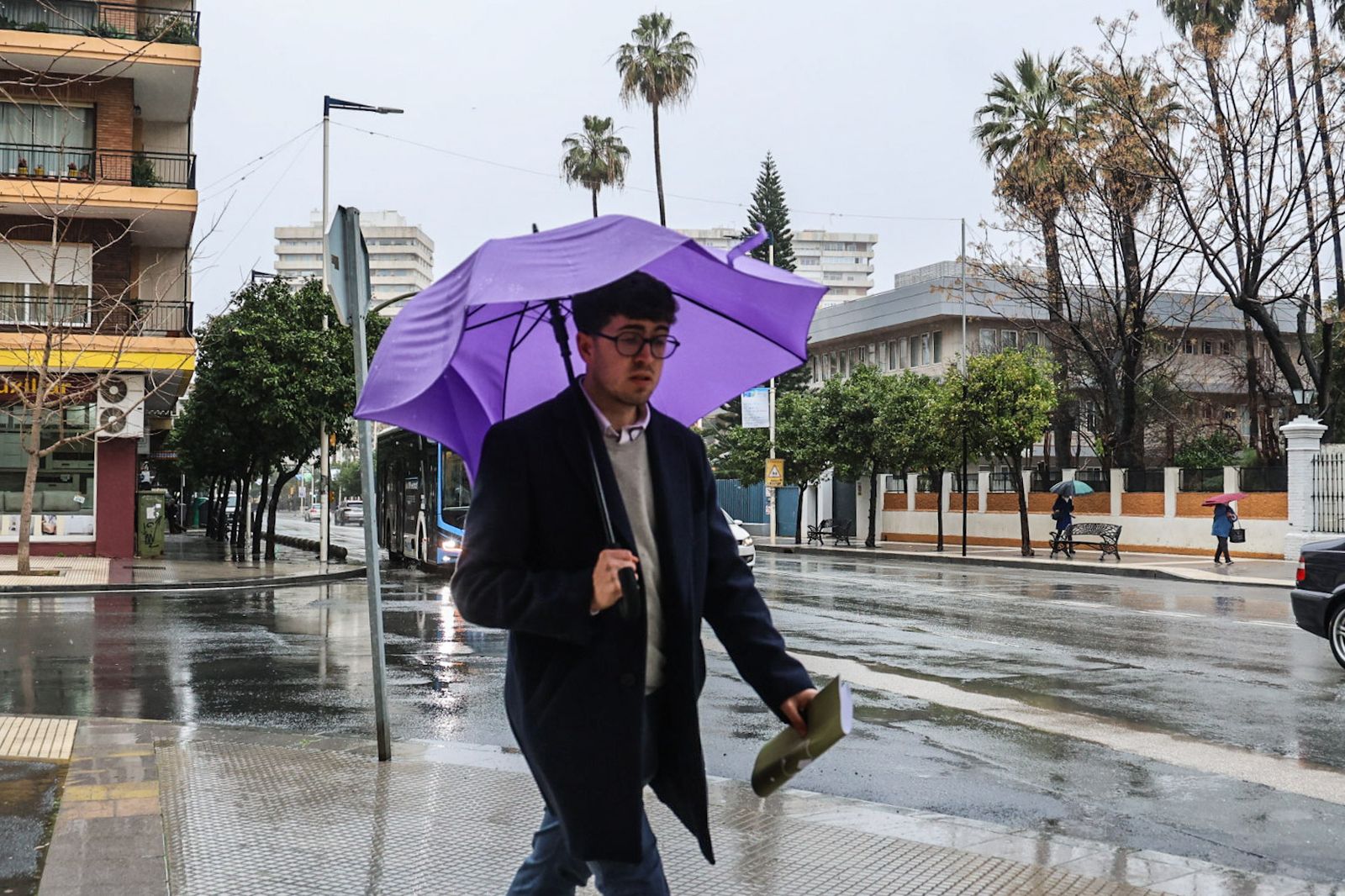 Fotografías de la mañana lluviosa en la capital