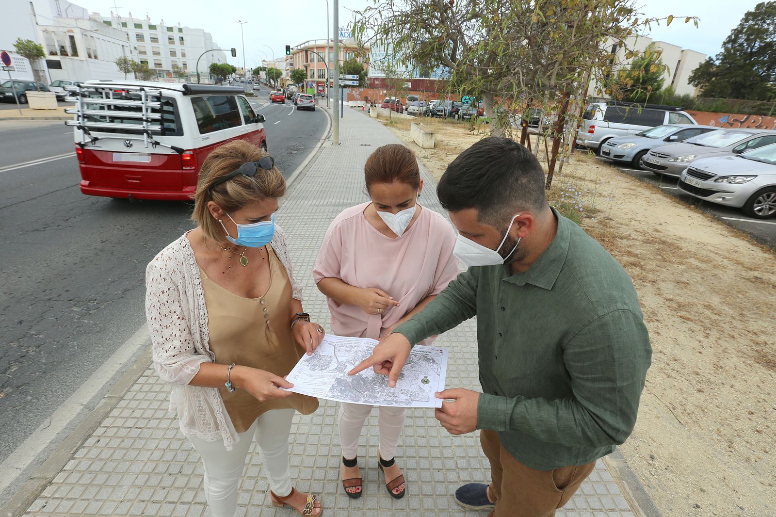 Mª Ángeles Martínez, Ana González y Roberto Palmero, este miércoles en la avenida de Diputación.
