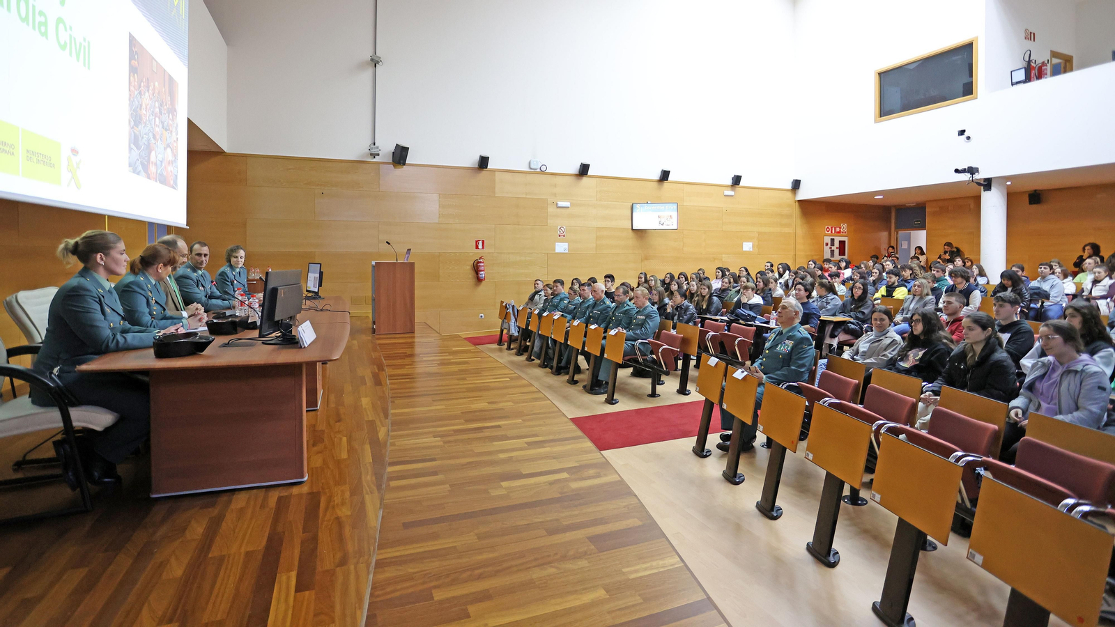 La mujer en la Guardia Civil, debate en la UCA en Jerez con motivo del 8M