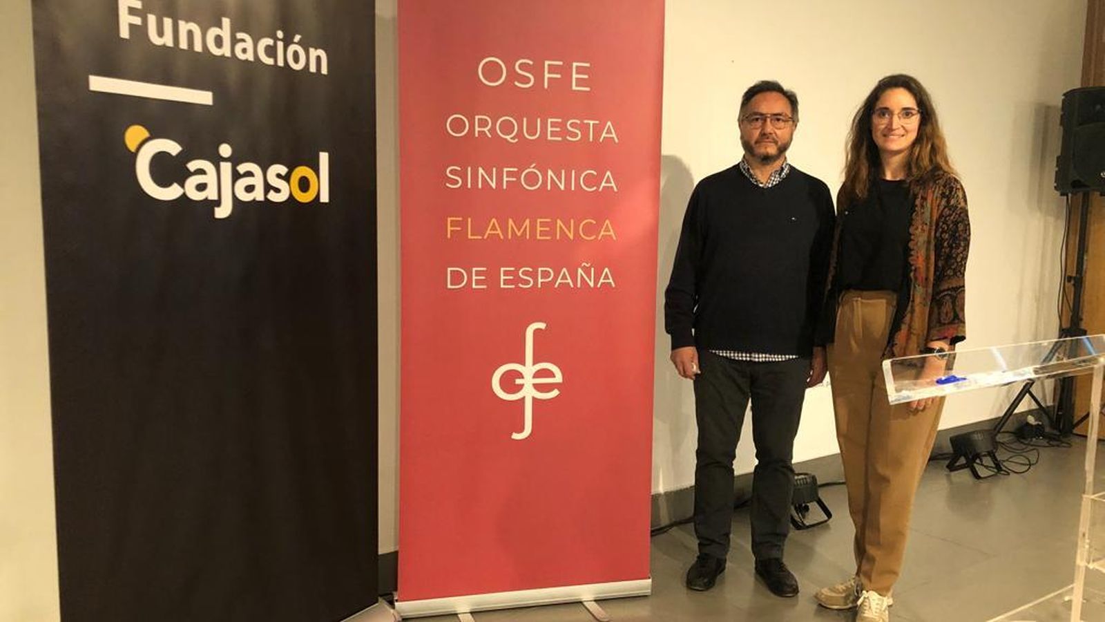 El catedrático Carlos Pacheco Torres y la directora de la orquesta Lucía Moreno Sanz.