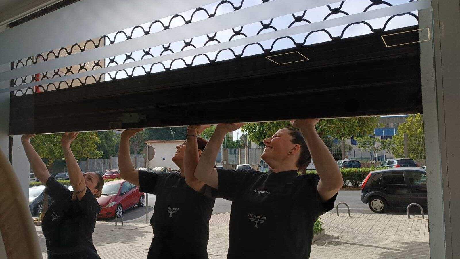 Noelia, Jimena y Estefanía abriendo el negocio