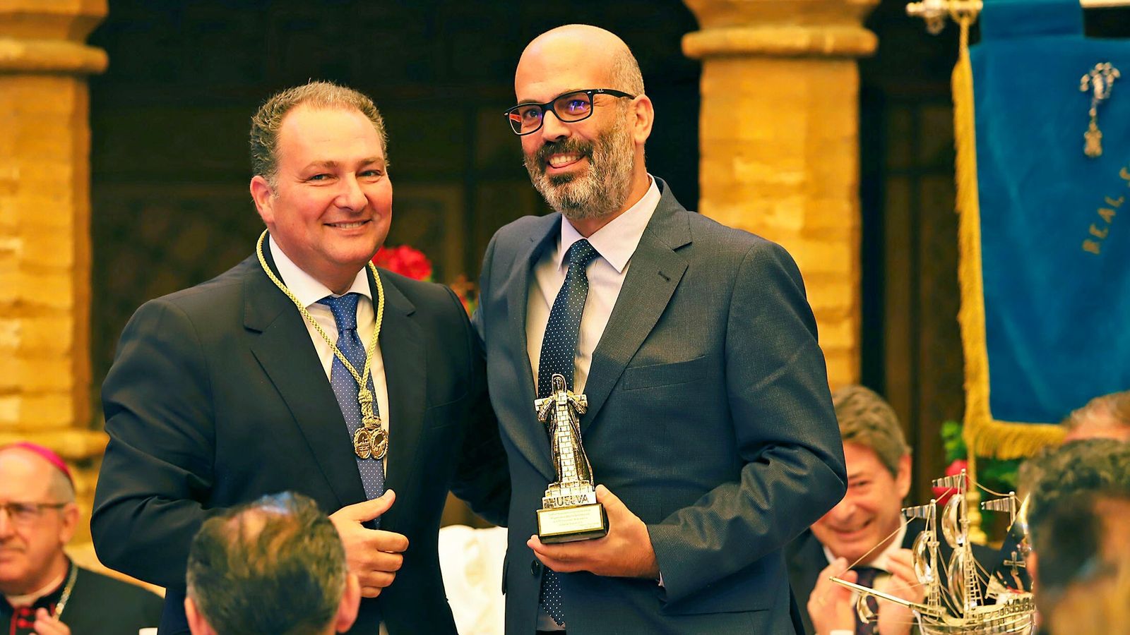 David Toscano y Javier Ronchel, que muestra el Colón de Honor.