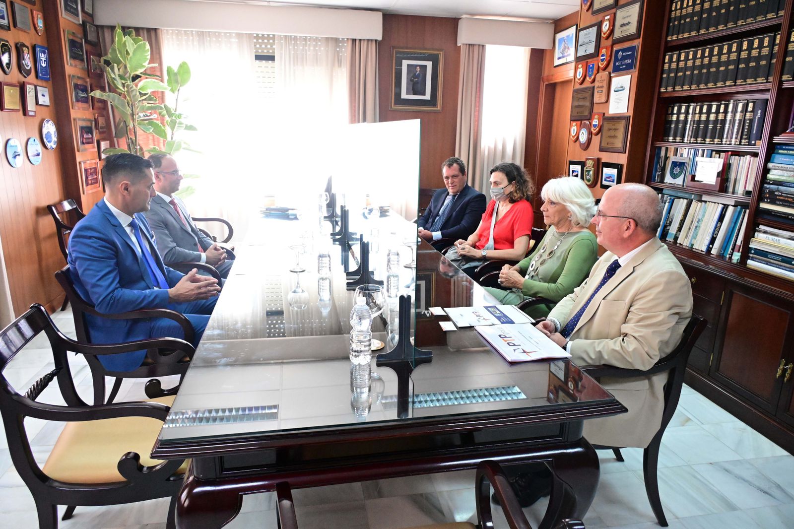 Guillermo Misiano, a la izquierda de la foto, durante su reunión con Teófila Martínez