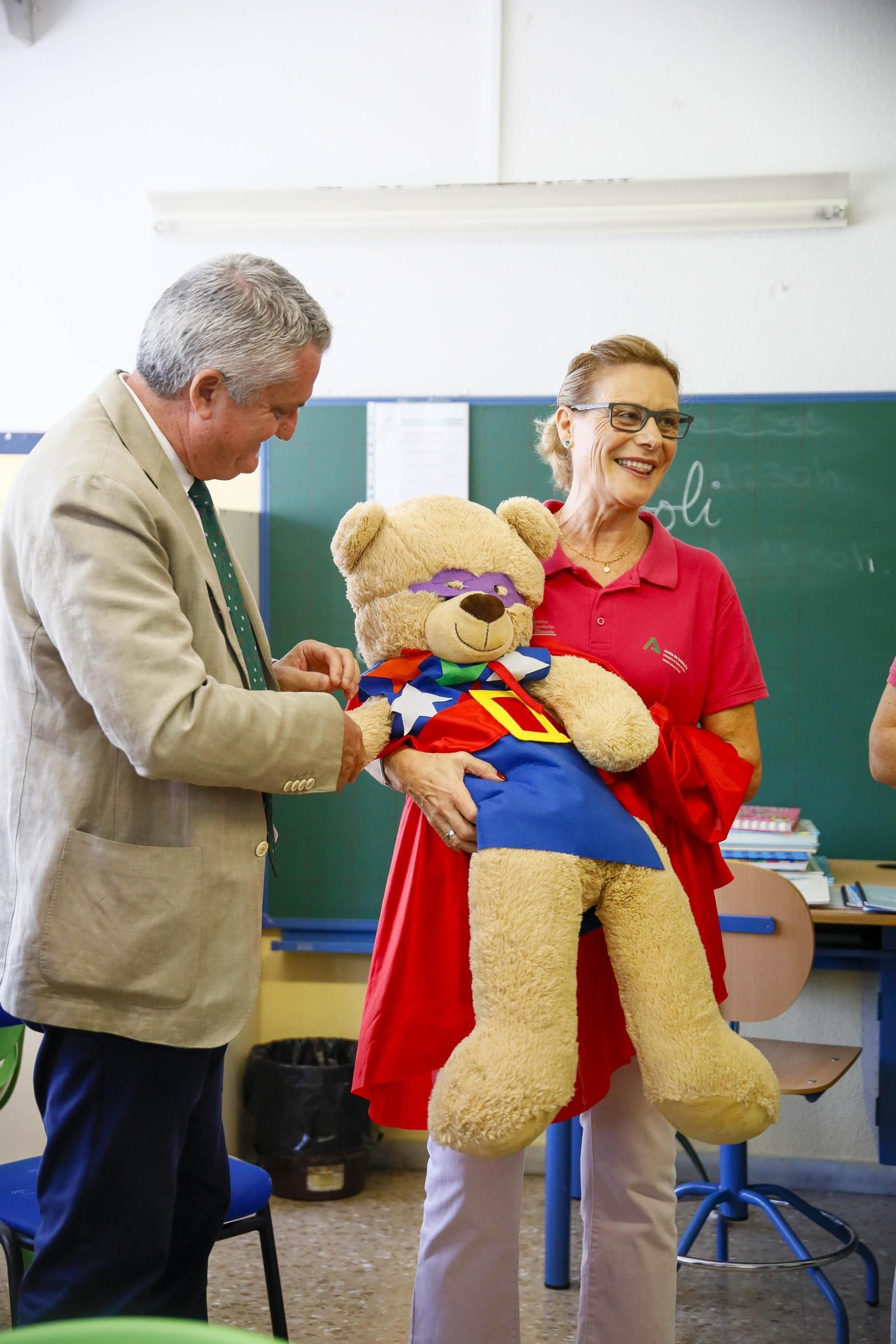 Las imágenes de la campaña de vacunación antigripal a los niños en el CEIP Adela Díaz de Almería