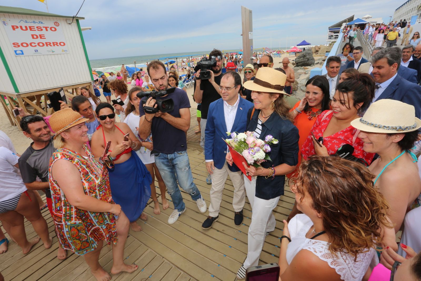 La Infanta Doña Elena asiste a varios talleres de prevención de la fundación Mapfre, en imágenes