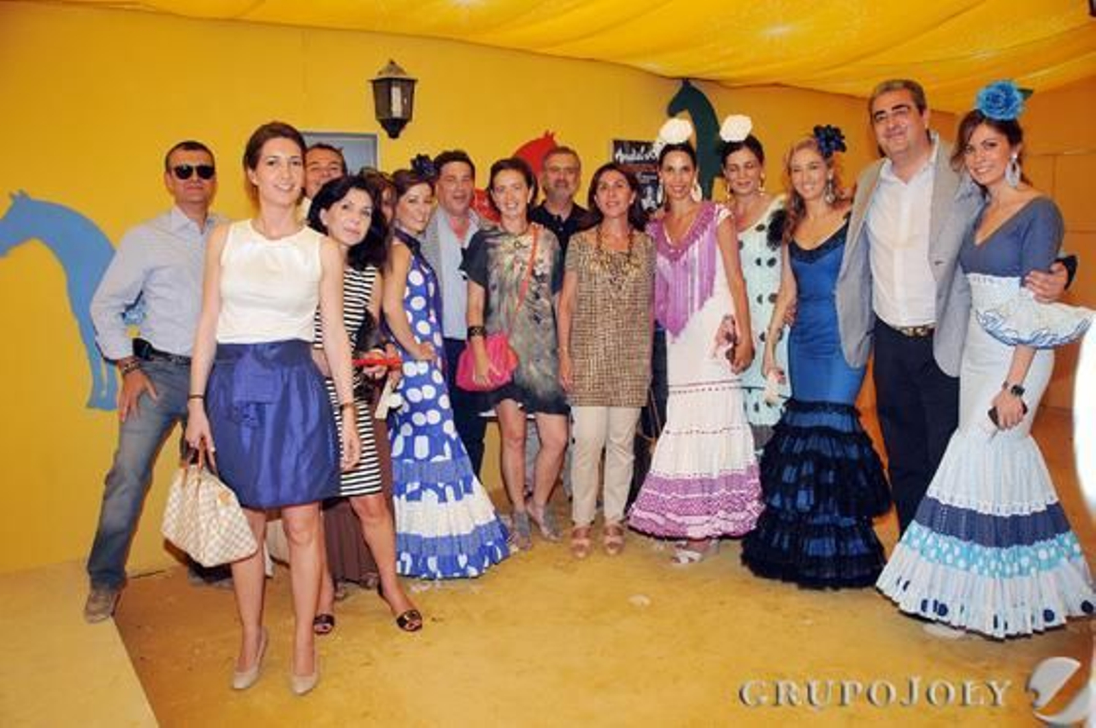 La comercial de este medio Marta Díaz de Celis, junto a Carmen Cárceles, Joaquín Solbes, Enrique Trives, Isabel Folguera, Isabel Sanz, Mª Ángeles Santos, José Antonio Saura, Cristina Martínez, Consuelo Riera, Mª Teresa del Pozo y el doctor Ramón Ruiz Mesa, director médico de Oftalvist. 

Foto: Manuel Aranda