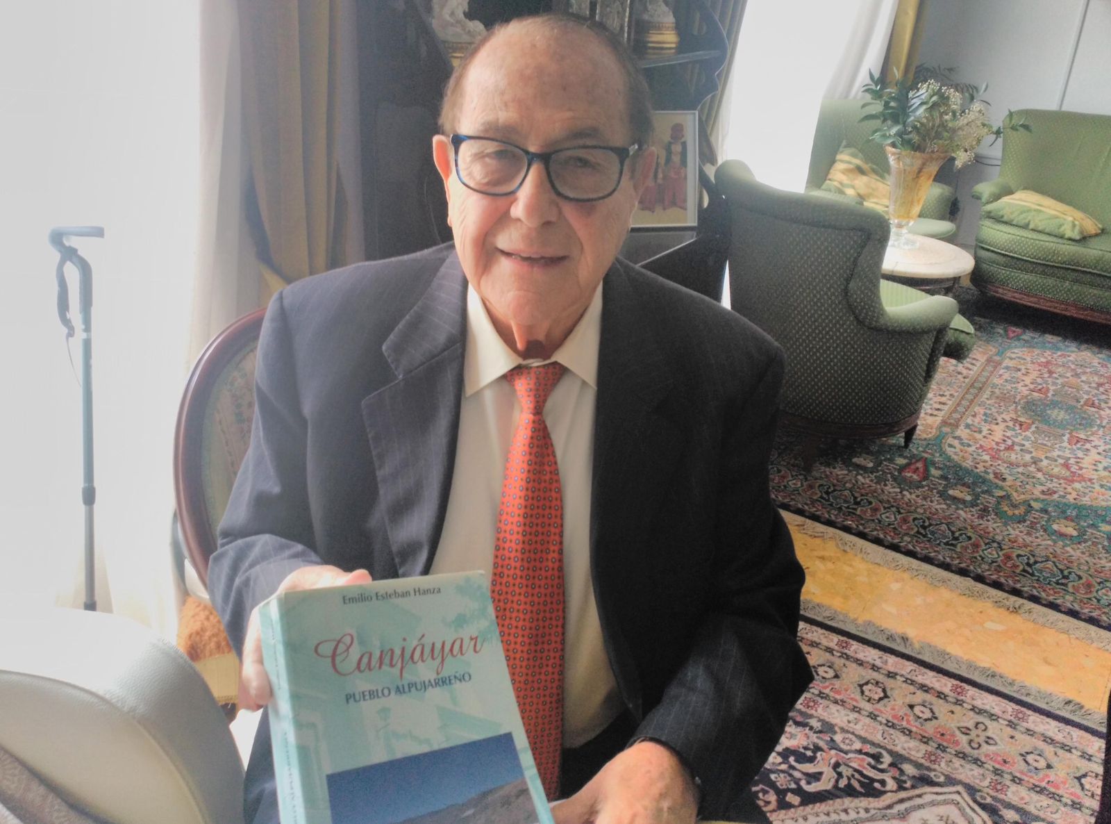 Emilio Esteban Hanza posa para Diario de Almería con la última publicación de Canjayar en la que ha participado