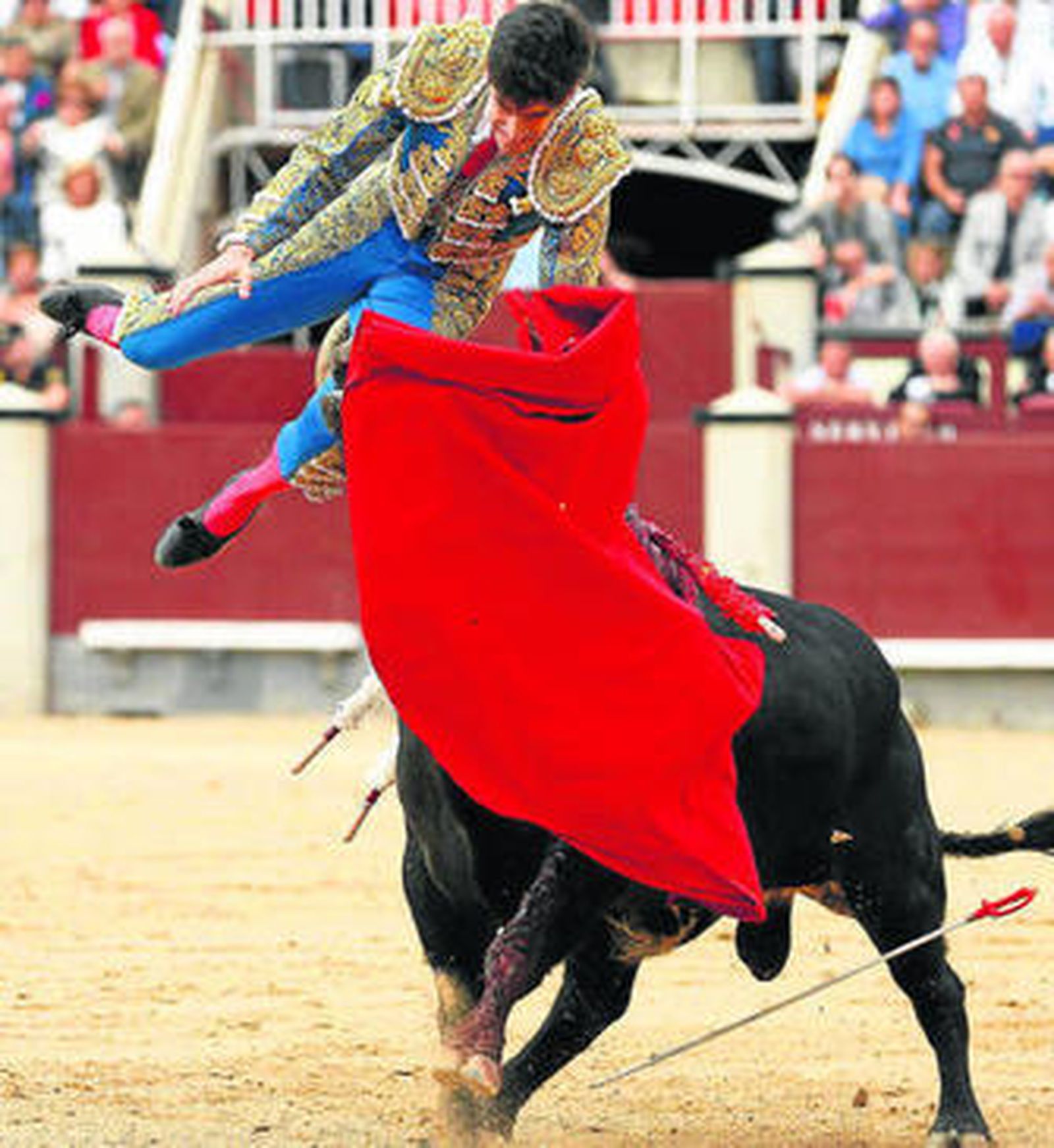 López Simón, en la cogida por su primer toro, que le propinó una cornada de 12 centímetros.