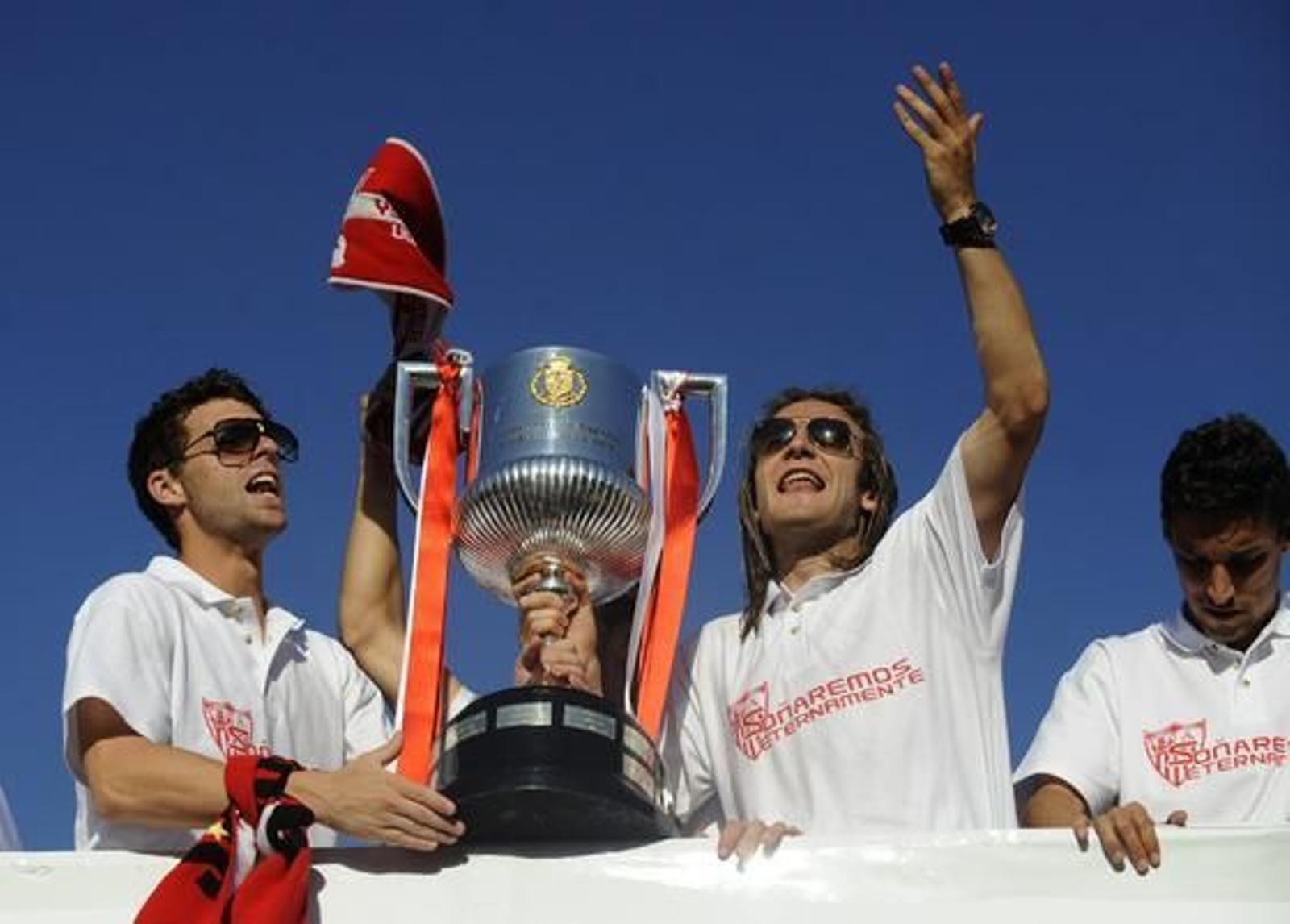 El Sevilla recorre la ciudad para festejar con sus aficionados el título de la Copa del Rey.

Foto: Agencias