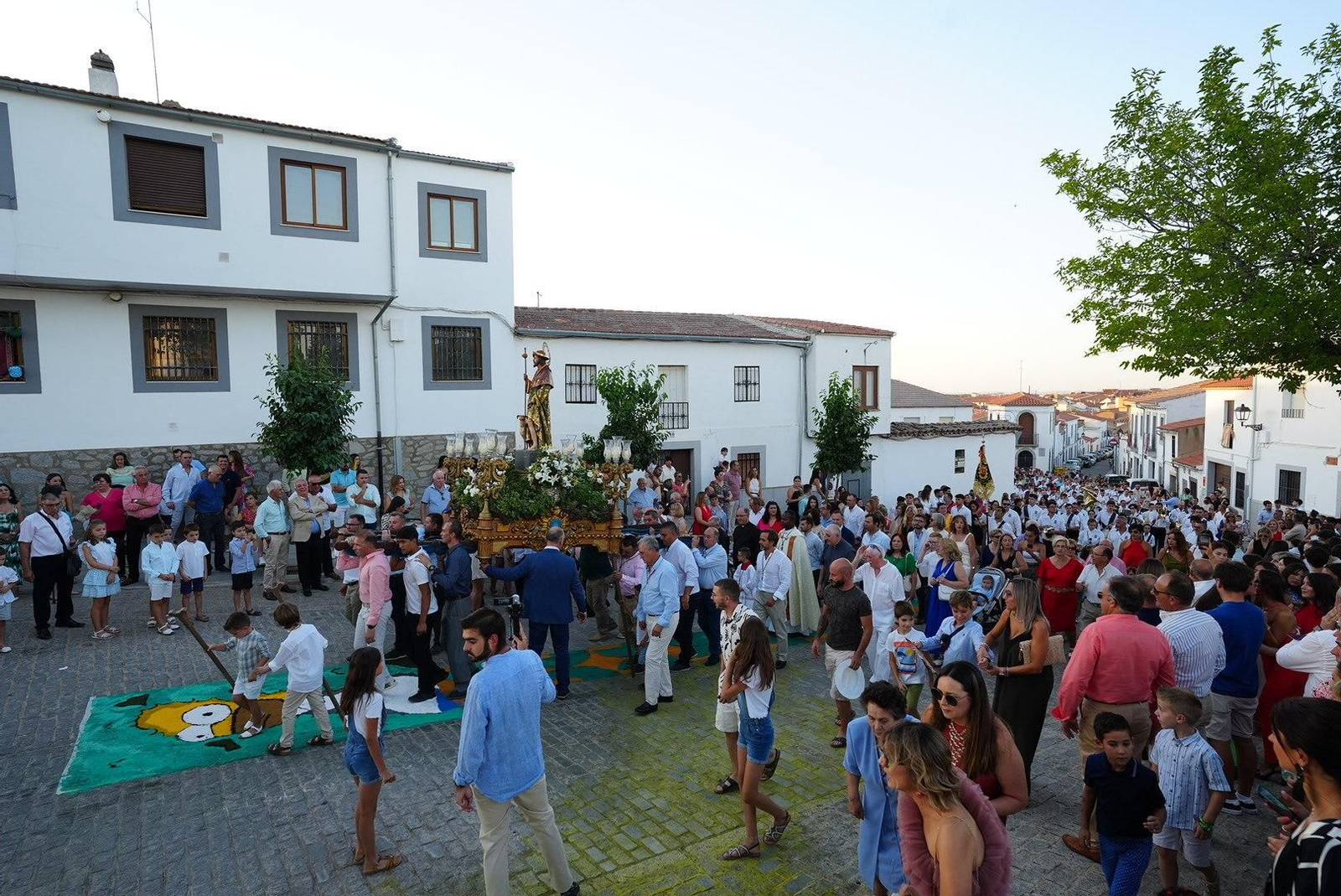 La procesión de San Roque en Dos Torres sobre las alfombras de sal, en imágenes