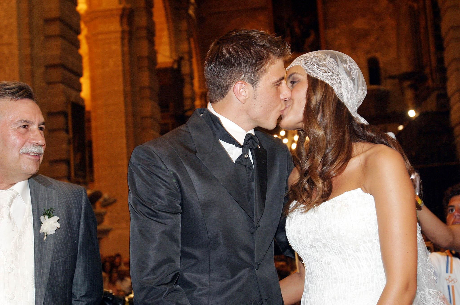 Los novios se besan tras darse el sí quiero