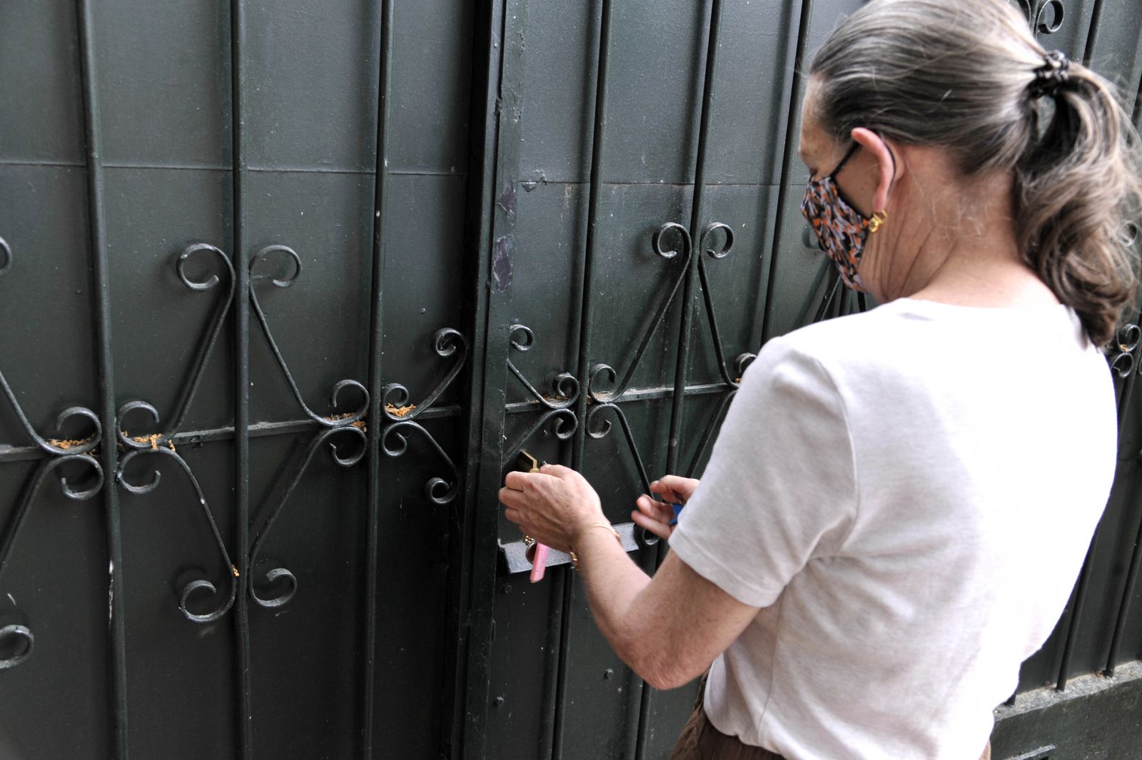 La dueña del chalé a las puertas de su casa