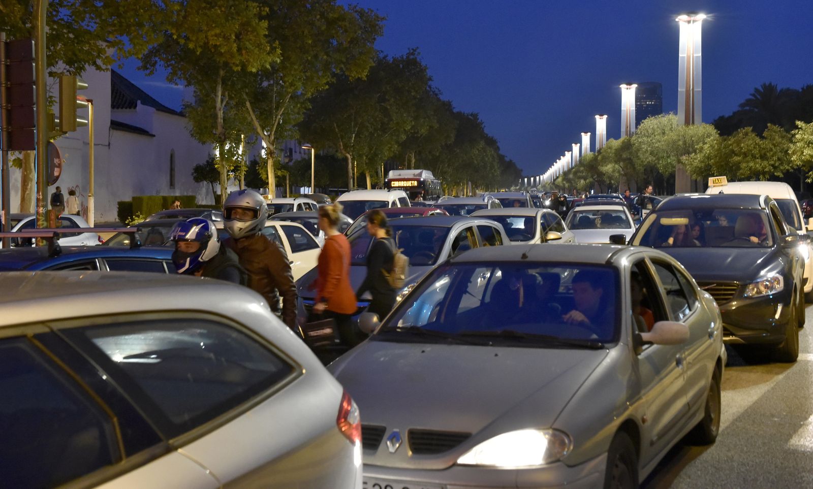 Imágenes de la manifestación de los taxistas por las avenidas de Sevilla
