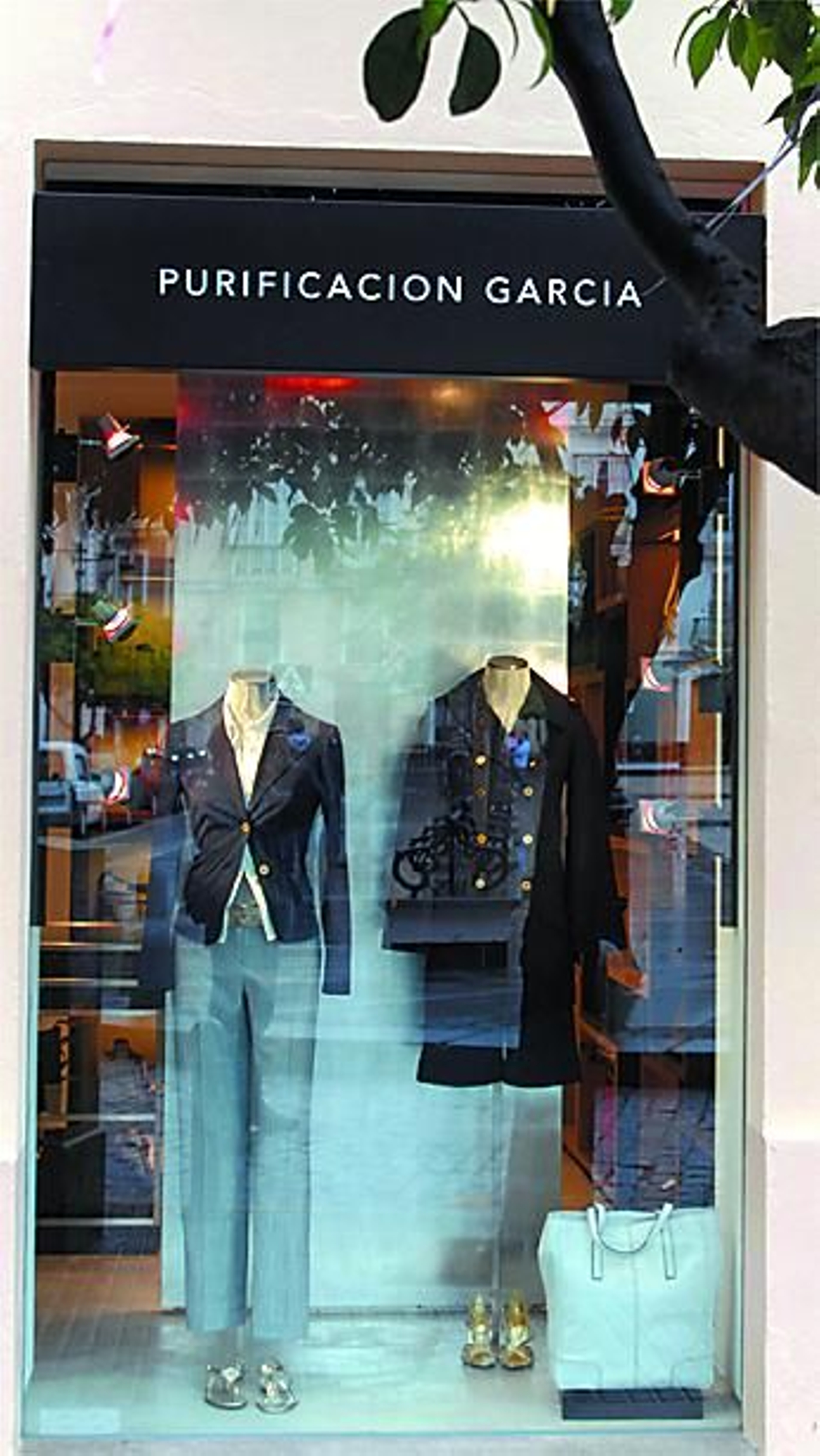 Uno de los escaparates de Purificación García el año de su apertura.