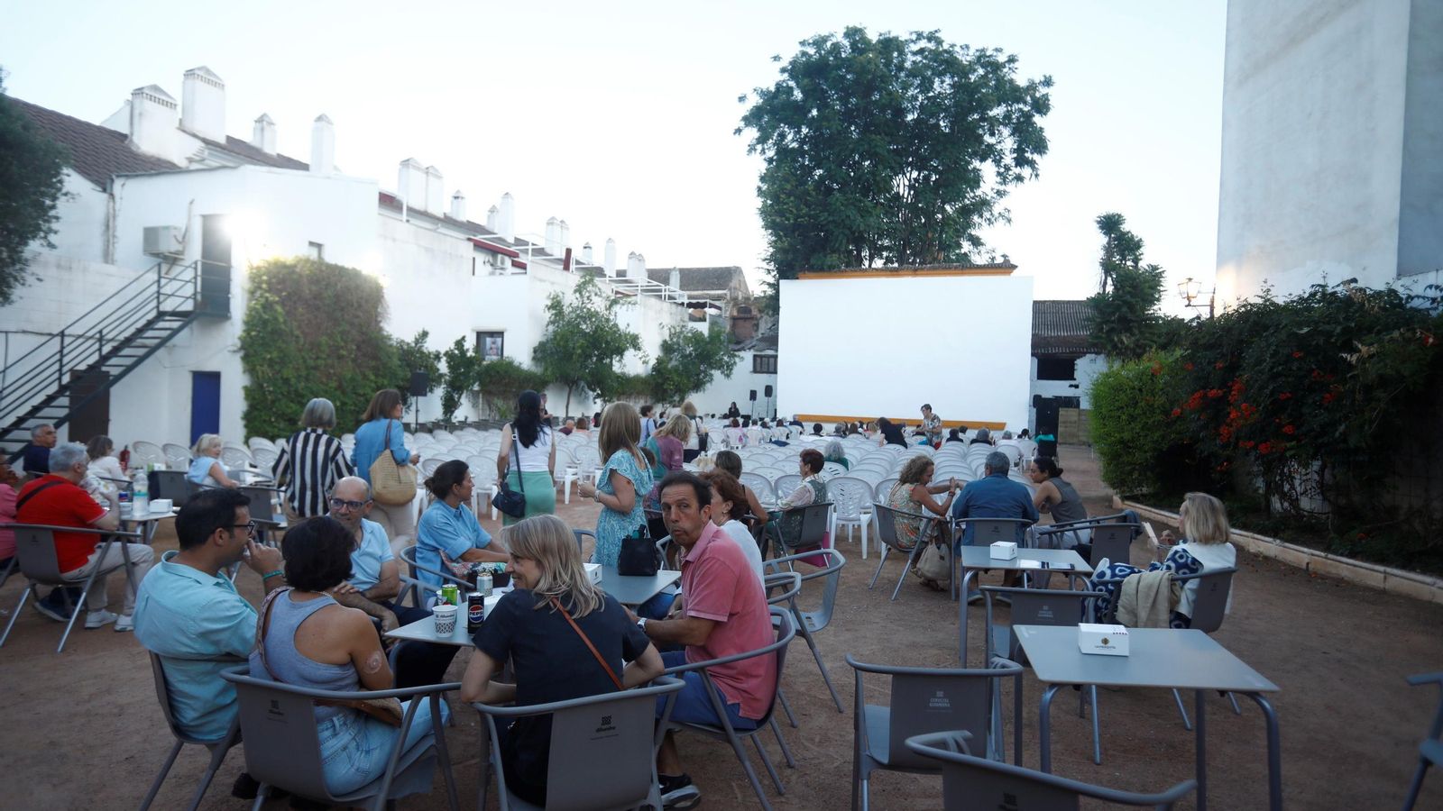 Varios grupos, a la espera de una proyección en el cine Fuenseca.