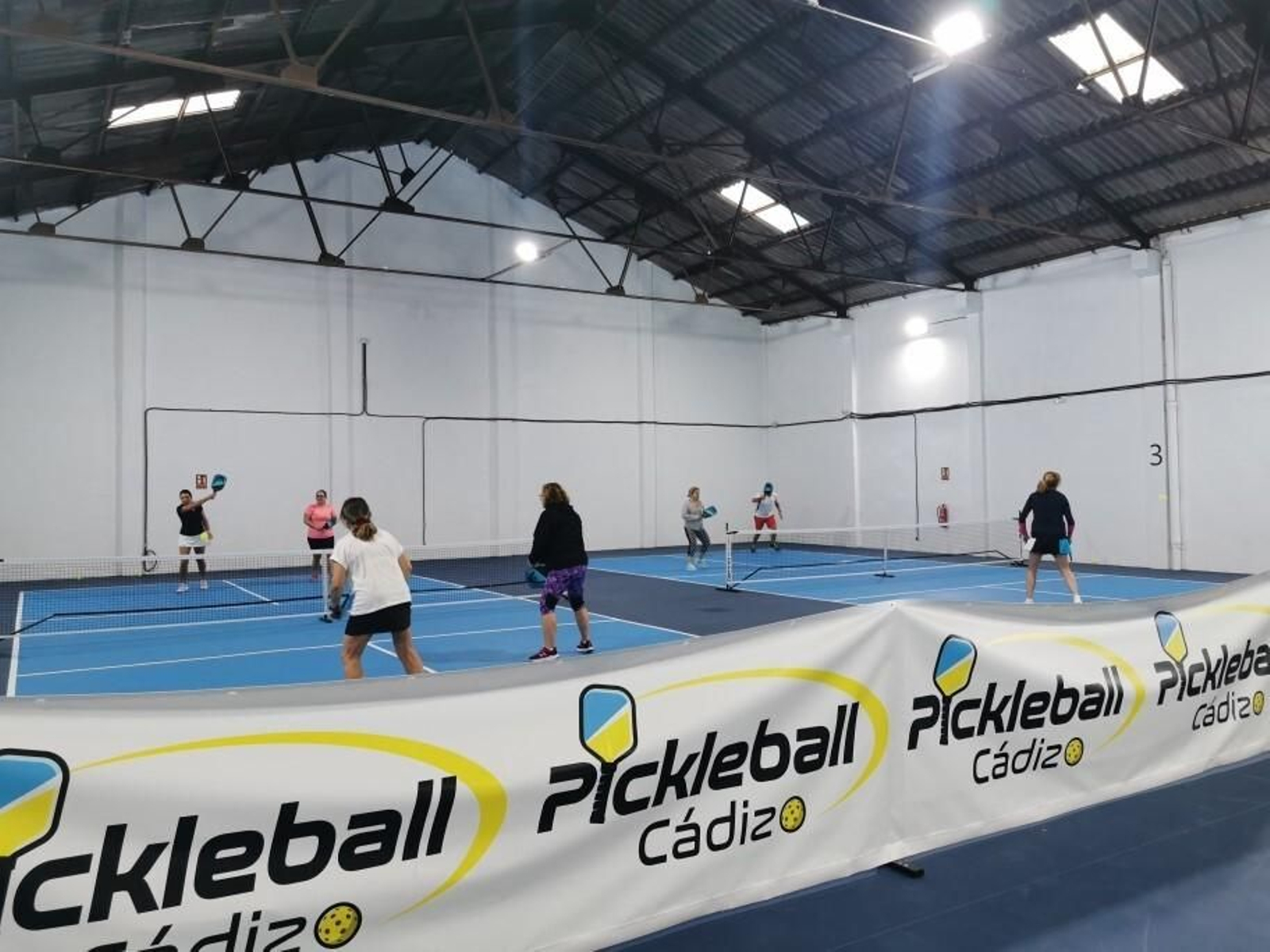 Imagen de las pistas cubiertas en el Pickleball Cádiz.