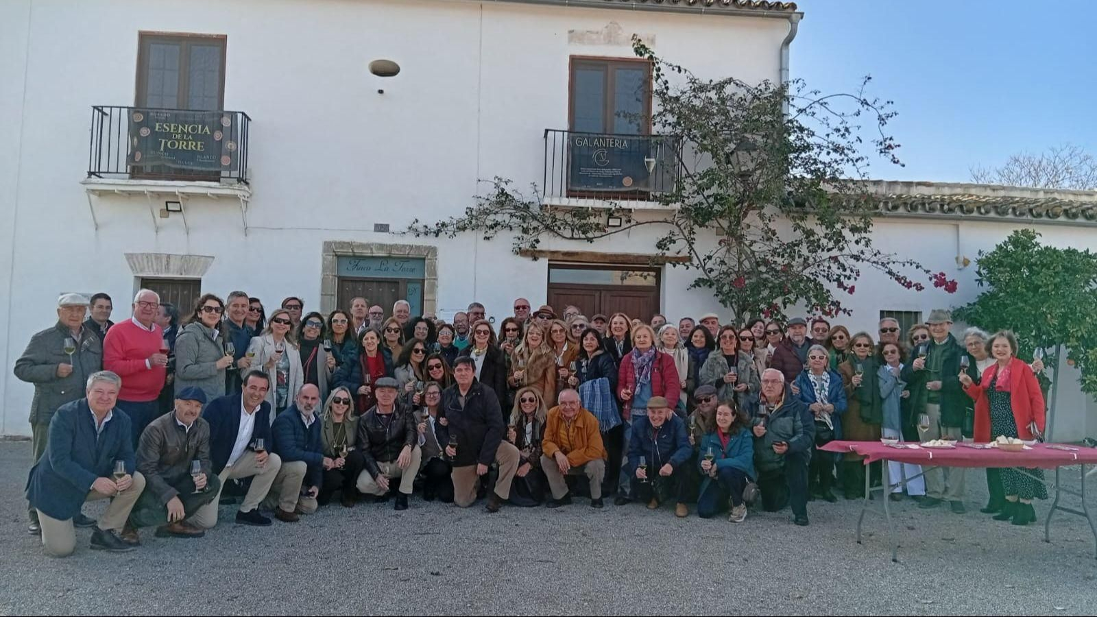 Una foto de grupo de los participantes.