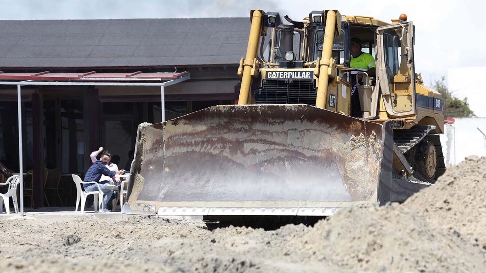 Las fotos del trasvase de arena en la playa de El Rinconcillo