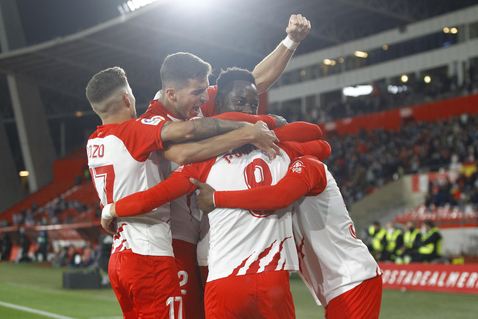 Los jugadores celebran como una piña el tanto del empate