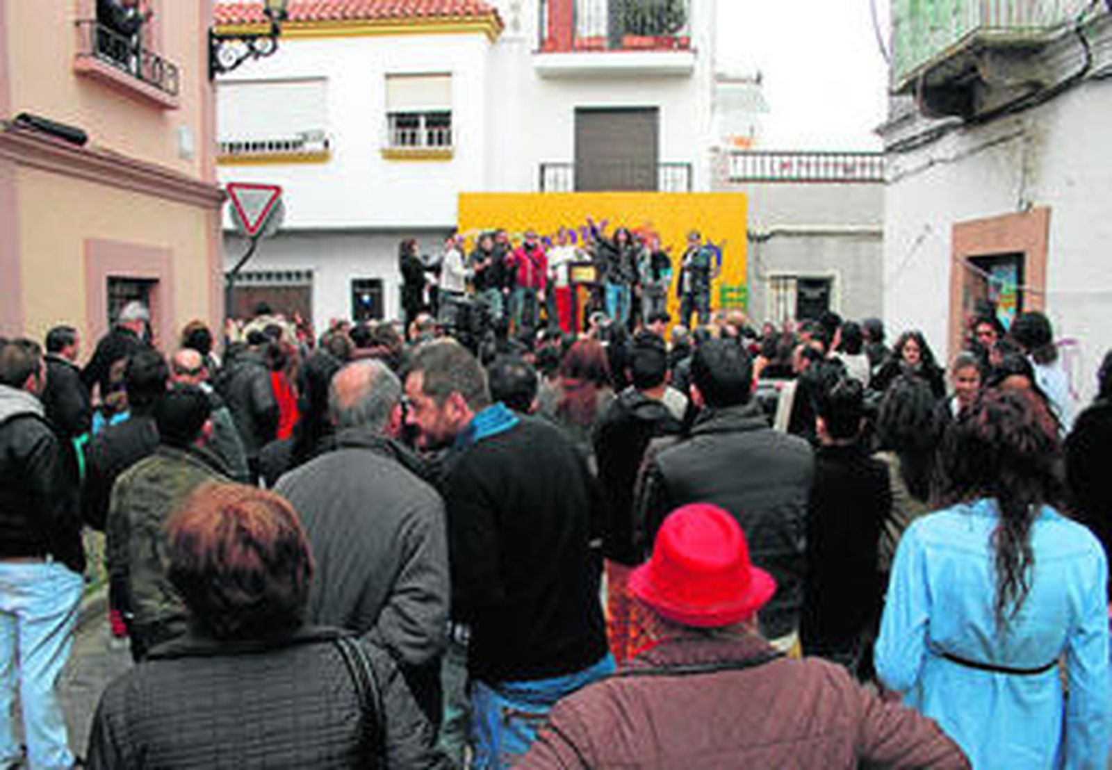Los asistentes a la Ortigada, mientras escuchan a una agrupación ayer en San Isidro.