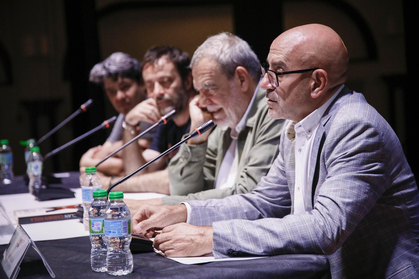 Las imágenes de la presentación del libro "El Clan" de Carmen Mola en Mojácar