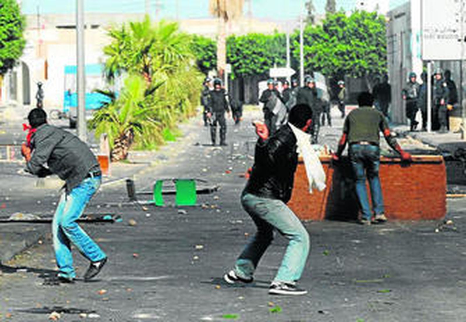 Varios jóvenes tunecinos se enfrentan a pedradas a las fuerzas de seguridad en la localidad de Thala.