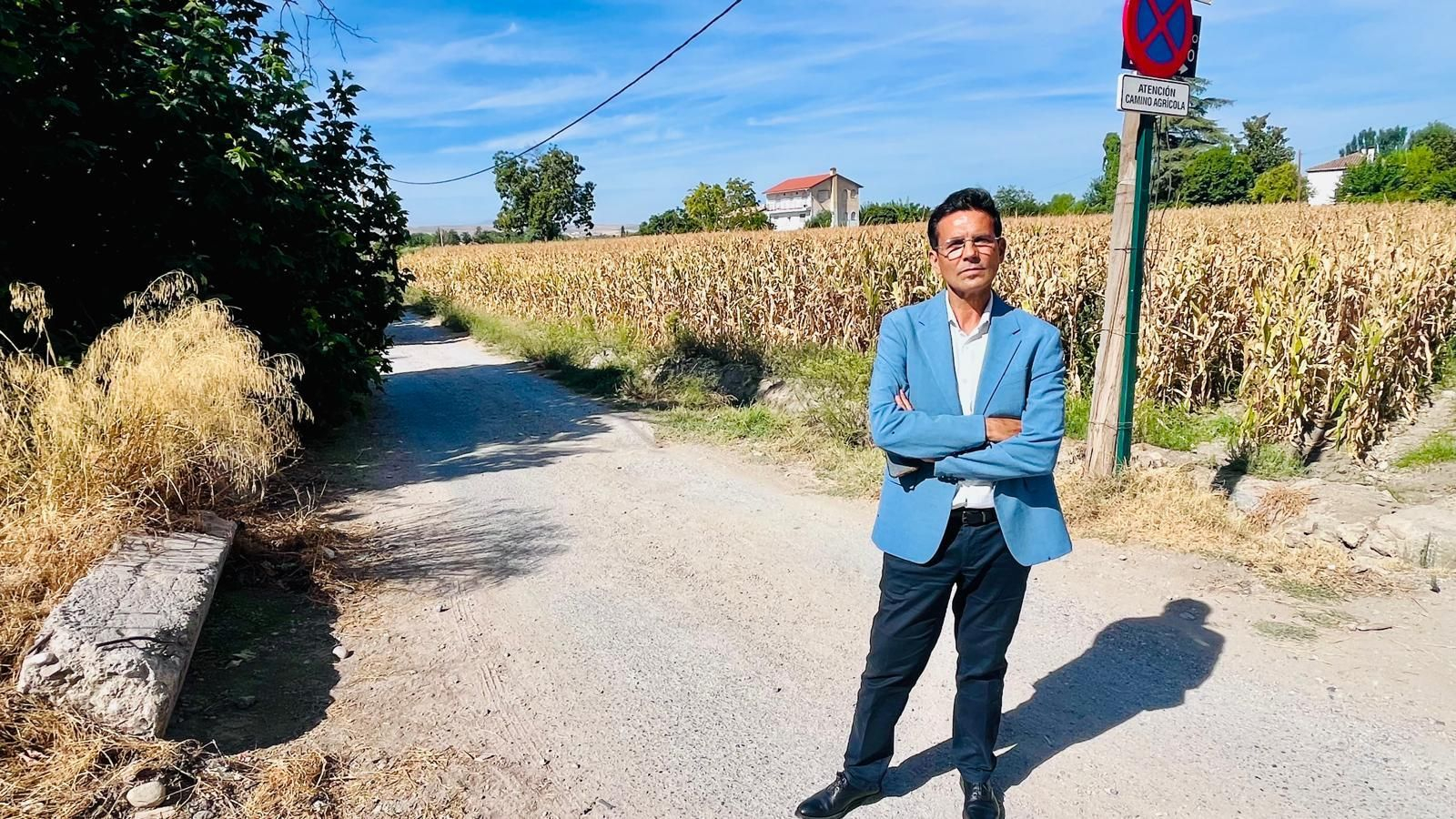 El viceportavoz del PSOE en el Ayuntamiento de Granada, Paco Cuenca, en el entorno de la Vega