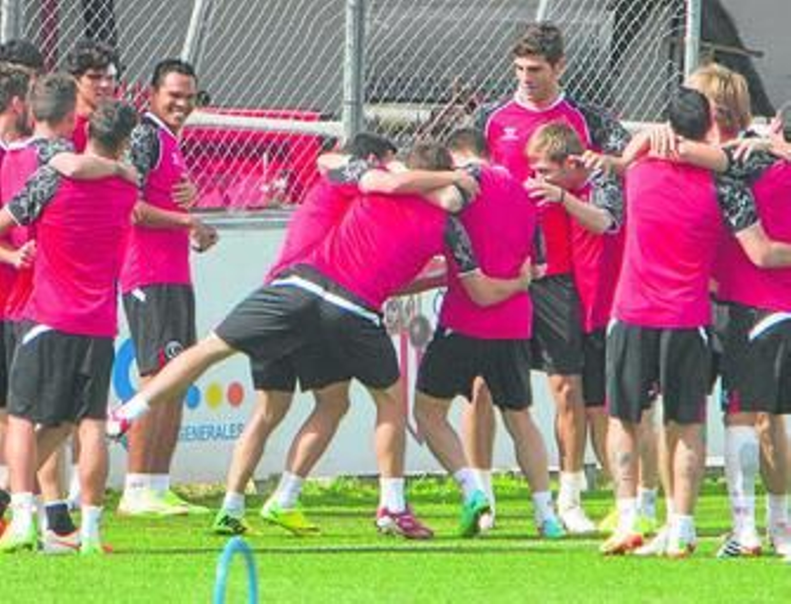 El grupo demuestra el buen ambiente que reina en él en un entrenamiento reciente.