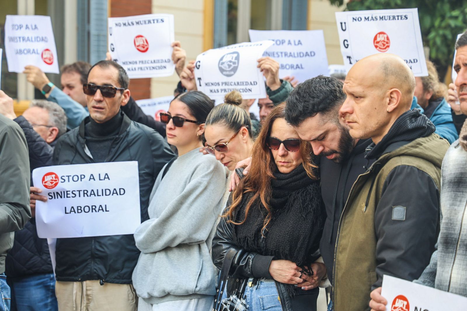 Fotografías del minuto de silencio en UGT por la muerte de un trabajador