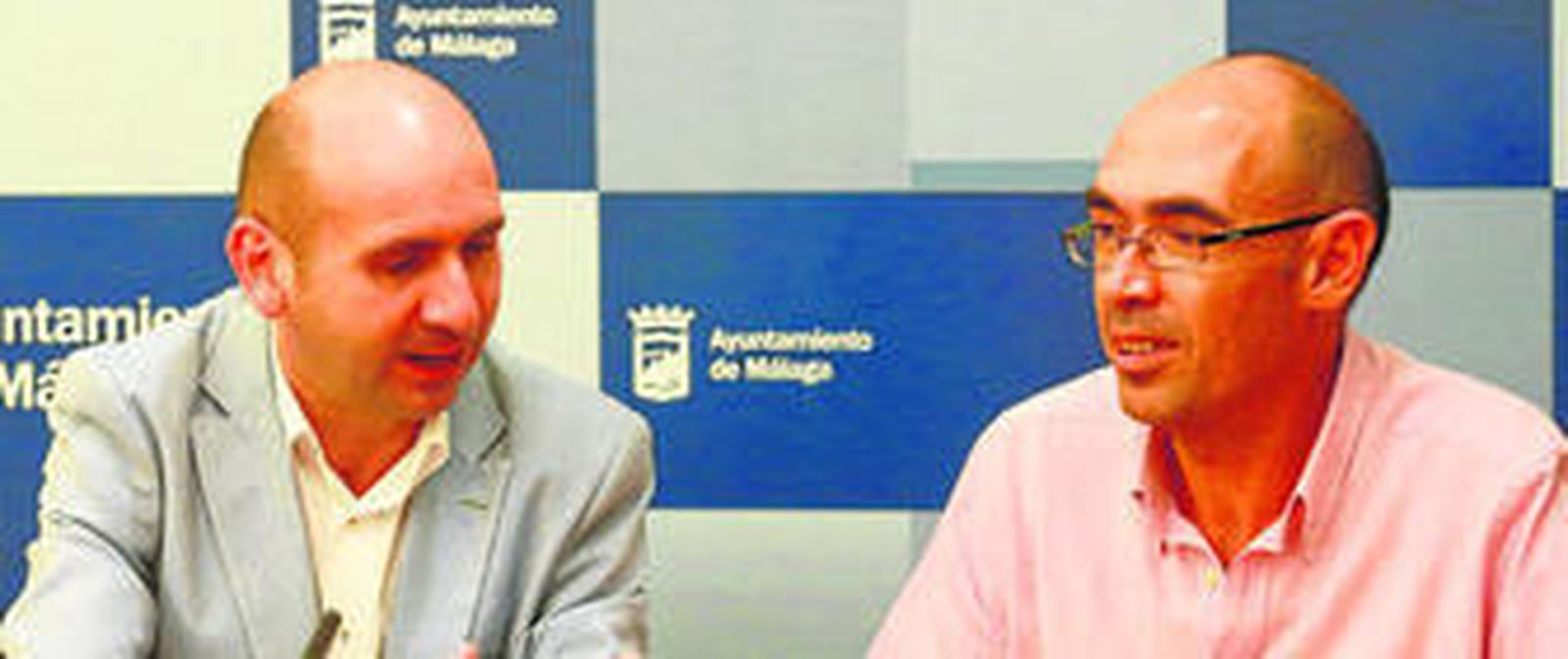 Francisco Conejo (PSOE) y Eduardo Zorrilla (IU) antes de la reunión que mantuvieron ayer.