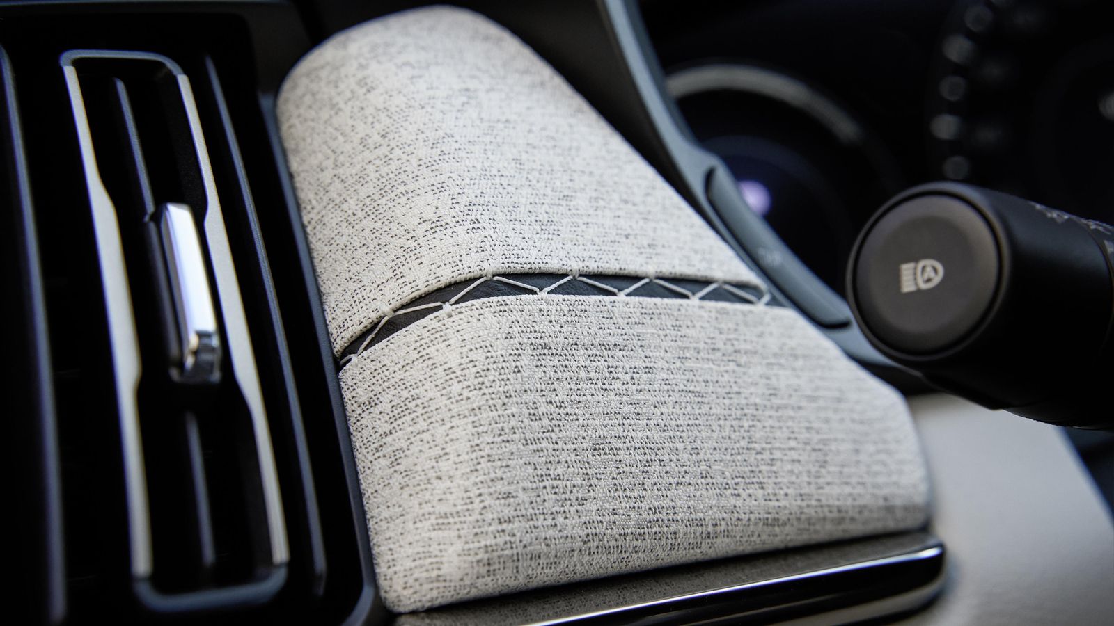 Un detalle del recubrimiento textil del salpicadero en el nivel más alto de los cuatro existentes.