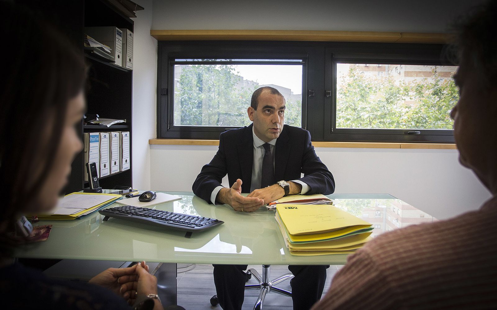 El abogado José Roldán, con la madre del menor y su marido.