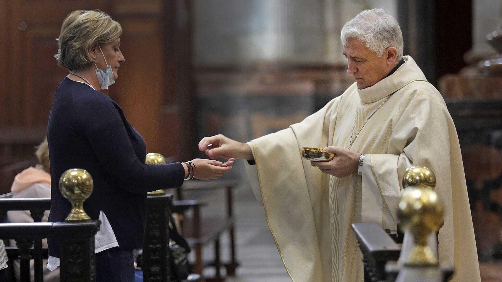 Zornoza da la comunión a una feligresa en la Catedral