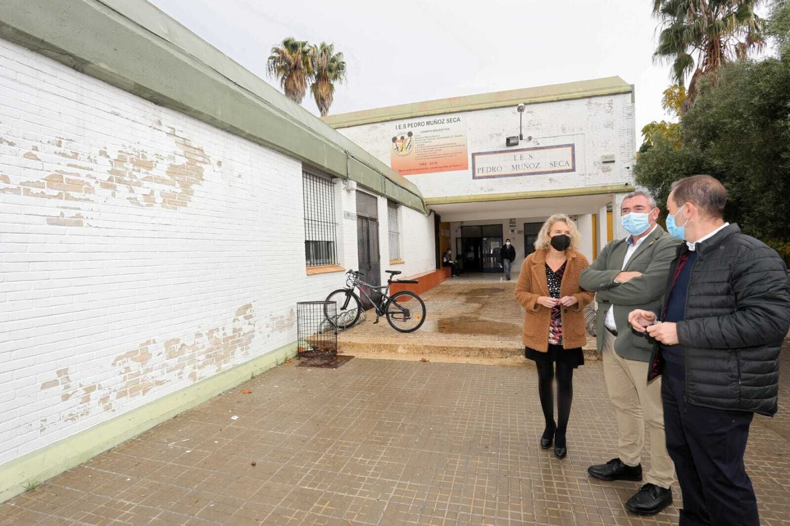 Los responsables de Educación, inspeccionando los exteriores del instituto Pedro Muñoz Seca.