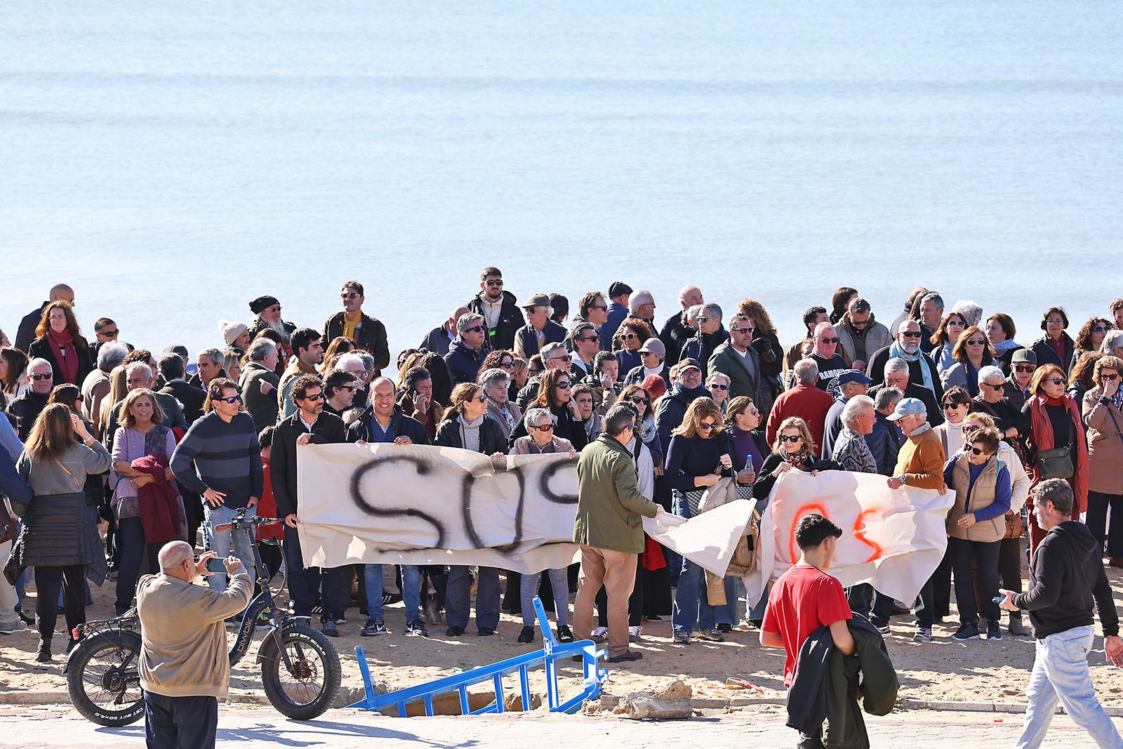 Fotografías de la concentración de los vecinos de Matalascañas tras los destrozos del paseo marítimo