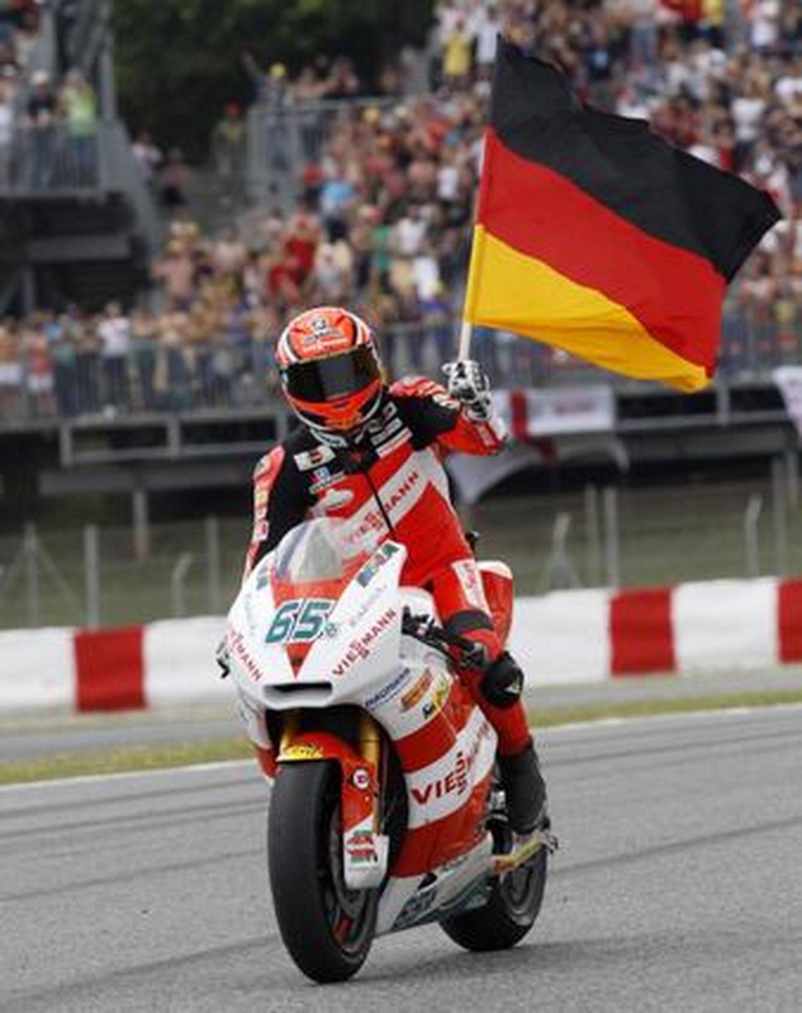 Bradl aumenta su tiranía en Moto2. / Reuters