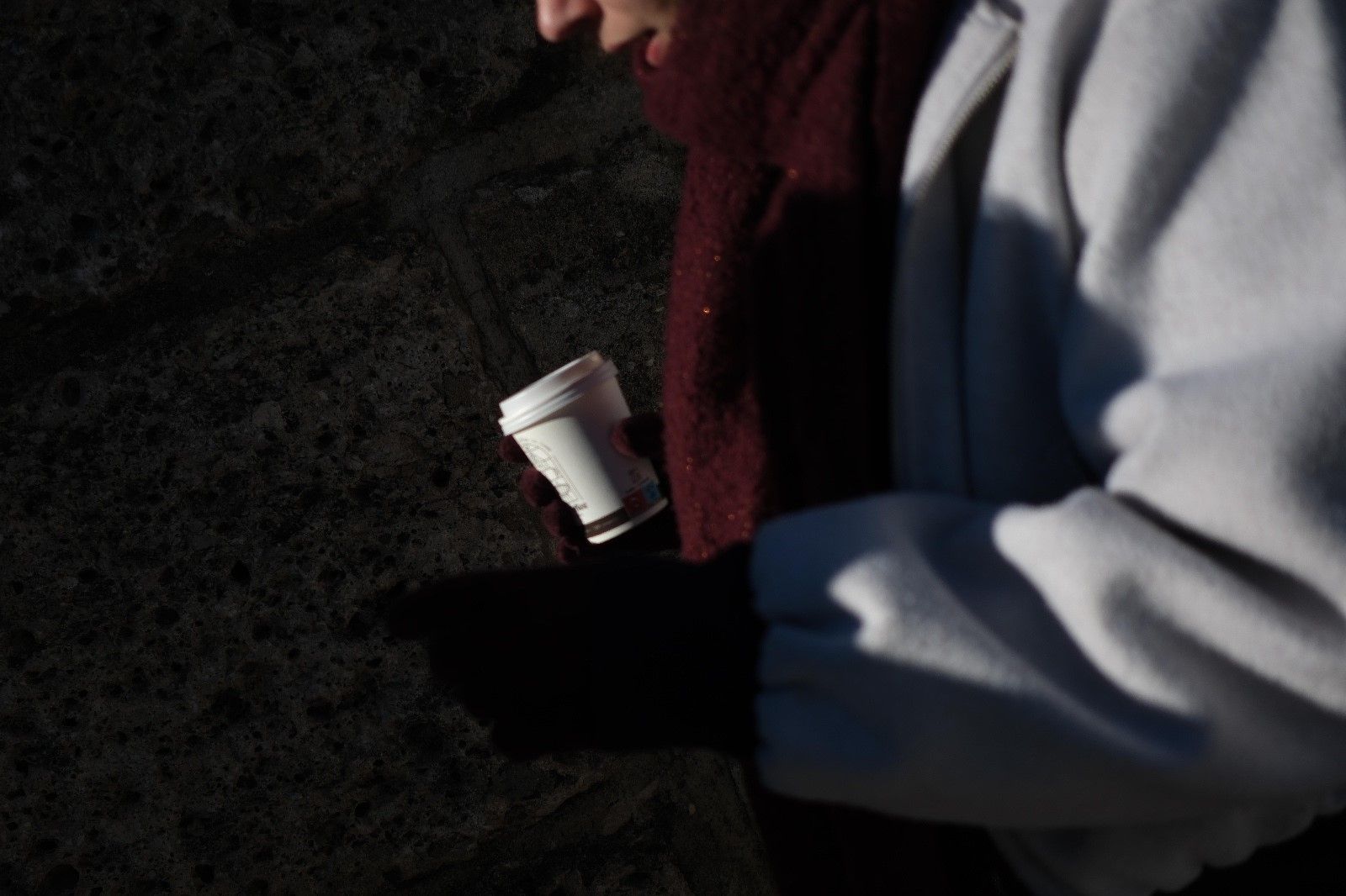 Una persona con bufanda y abrigo para protegerse del frío en Ronda.