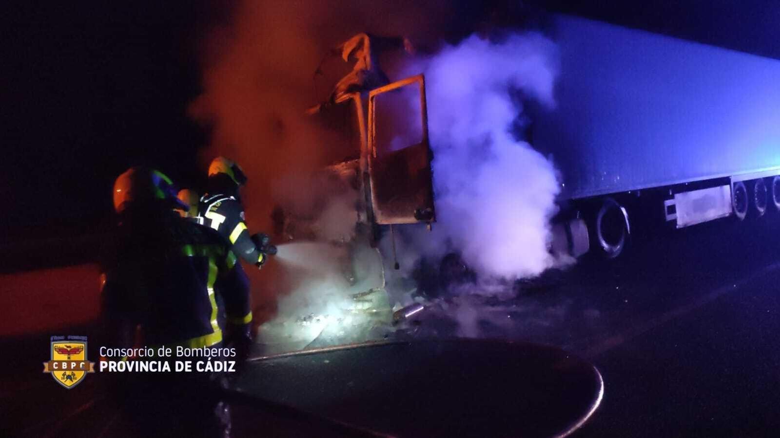 Bomberos extinguen el incendio.