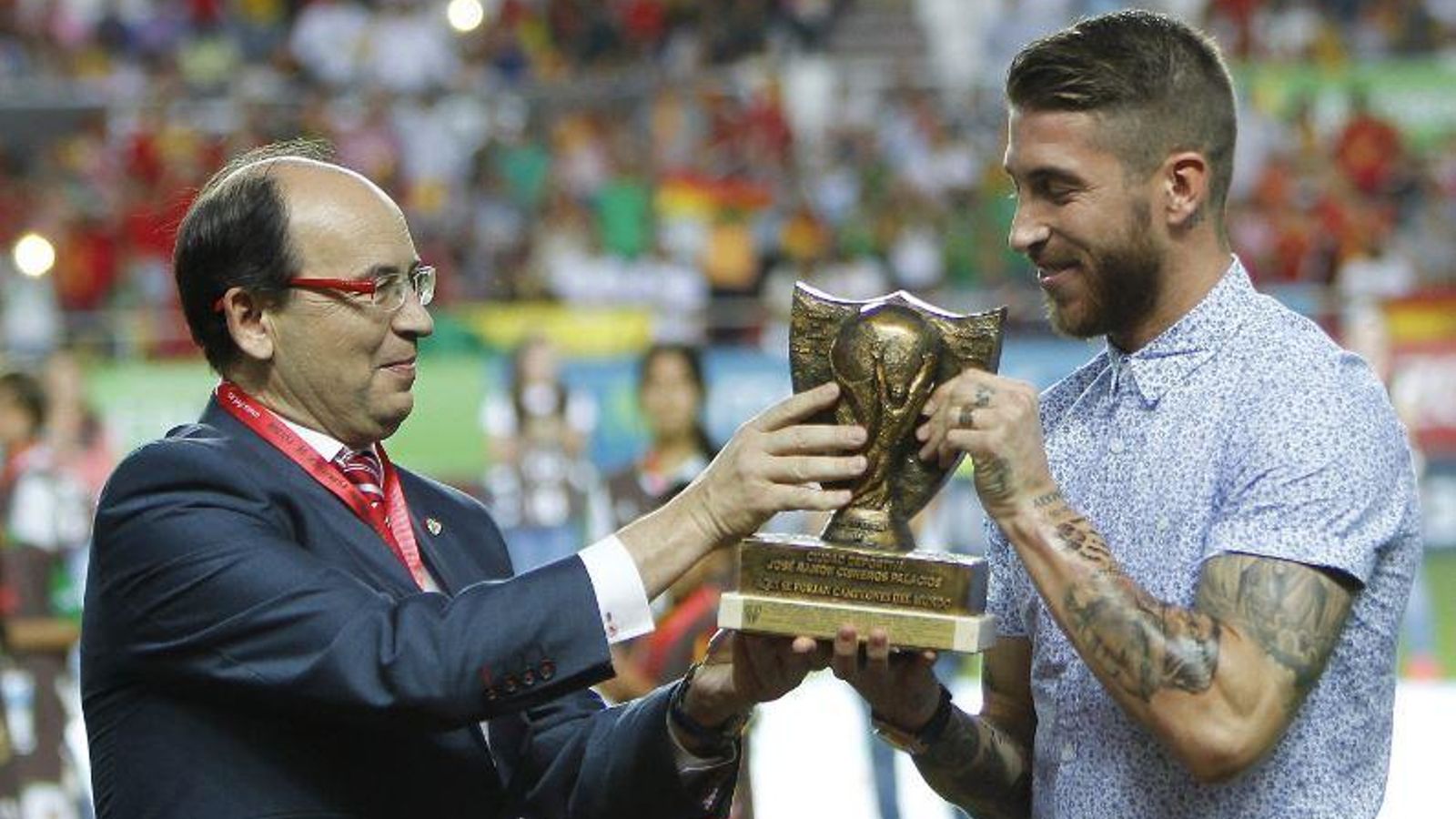 Sergio Ramos recibe un homenaje de manos de Castro en el Sánchez Pizjuán hace 9 años.