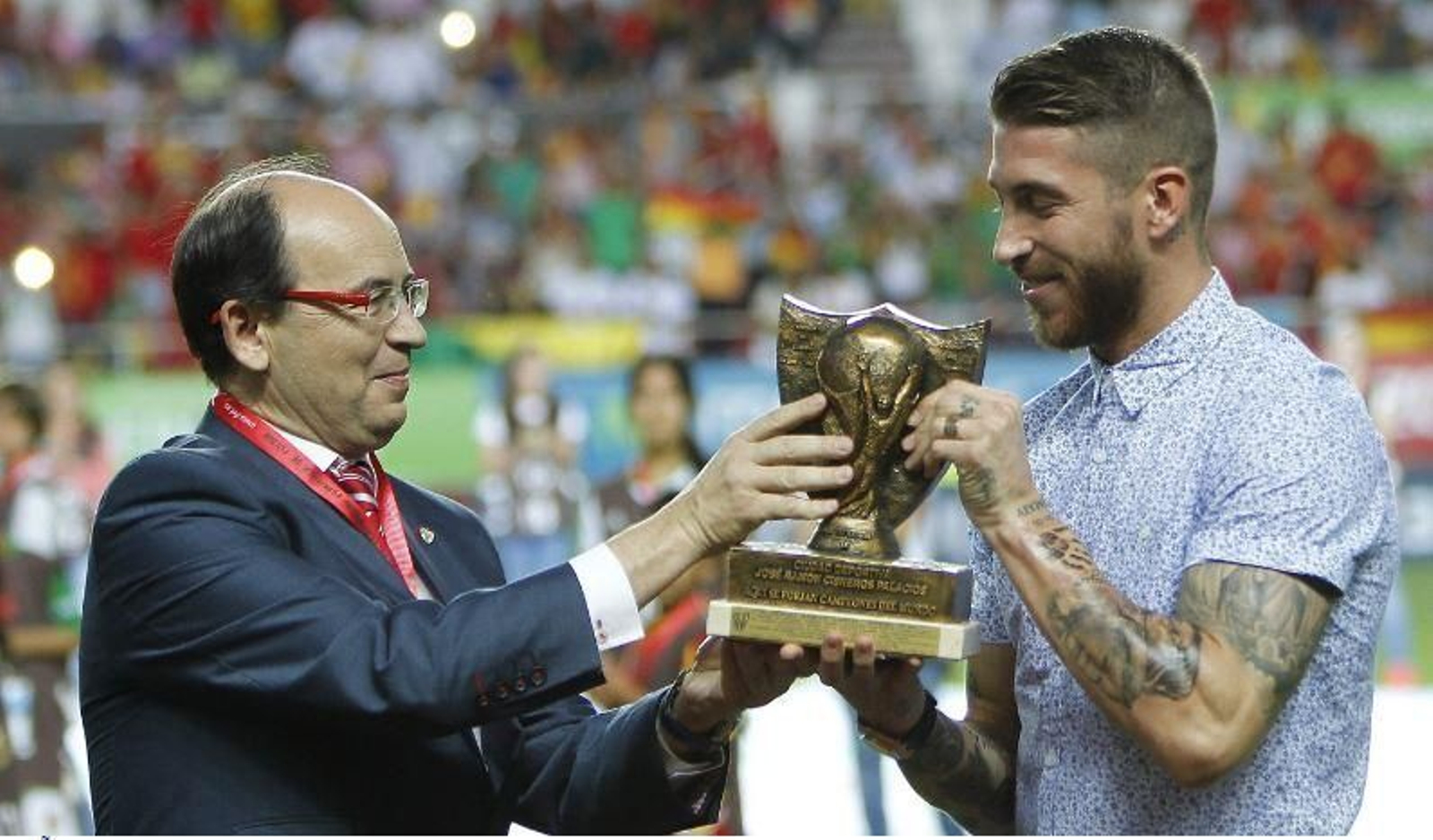 Sergio Ramos recibe un homenaje de manos de Castro en el Sánchez Pizjuán hace 9 años.