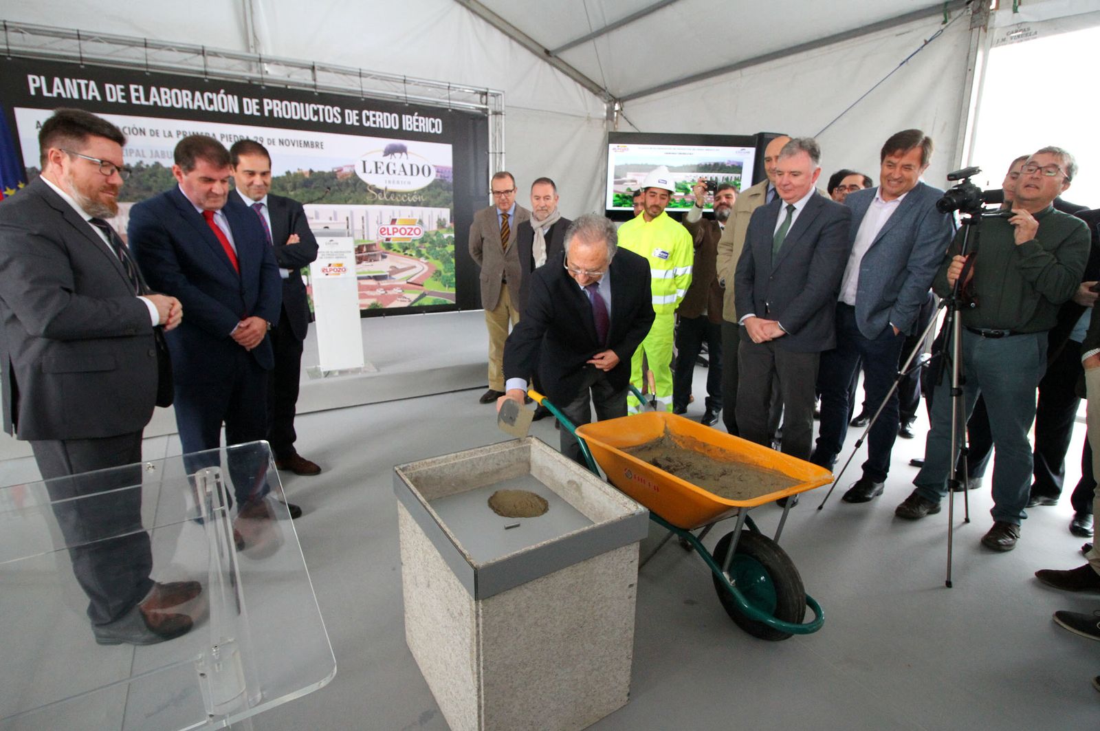 Imágenes de la colocación de la primera piedra de la planta de ElPozo en Jabugo.