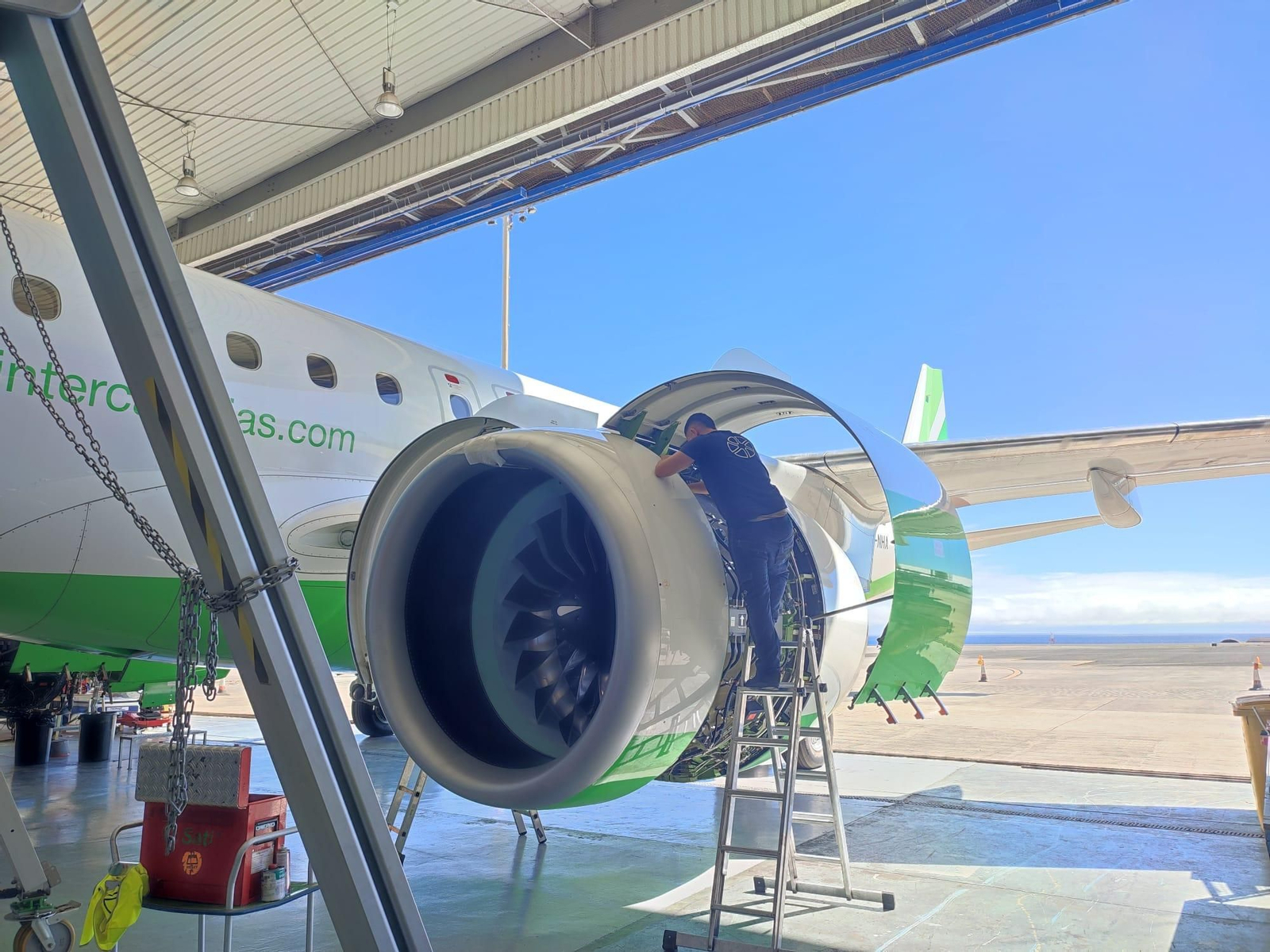 Un paseo en imágenes por el hangar de Binter, donde se revisan los aviones que vuelan a Córdoba