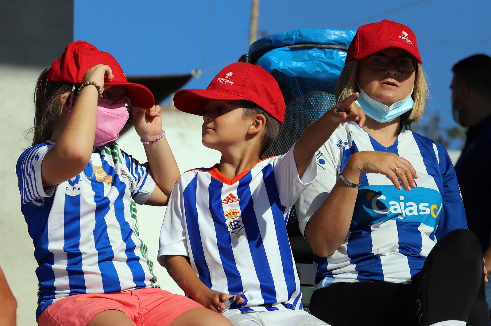Imágenes de la afición más fiel del Recre en su visita al campo del Antoniano