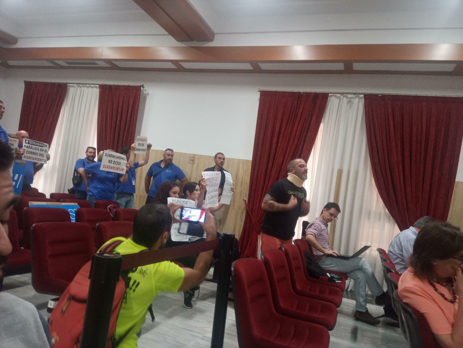 Protesta de Marcos en el Pleno ordinario de octubre del Ayuntamiento de Córdoba.